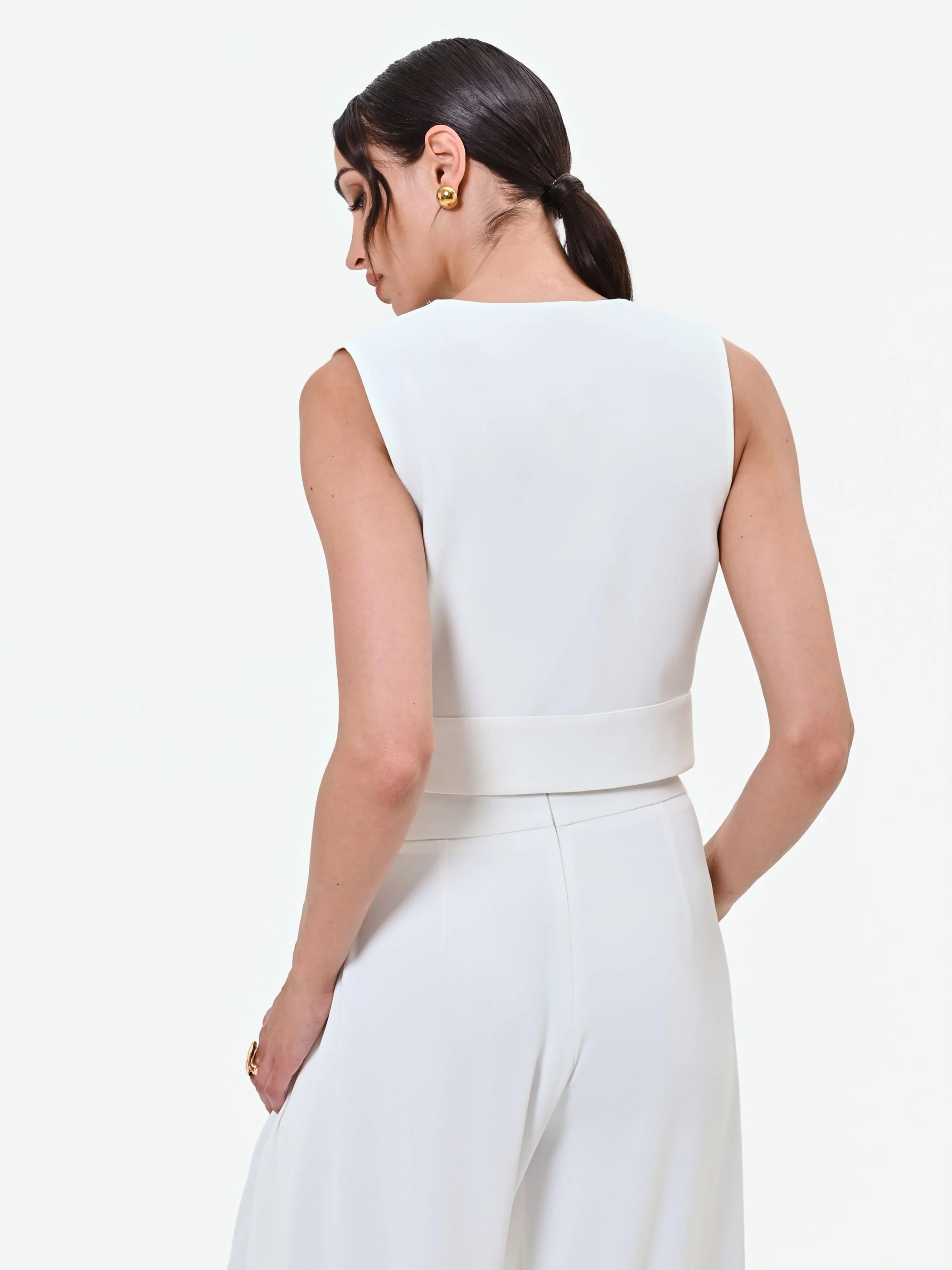 Gilet bianco cropped con bottone design - Image 3