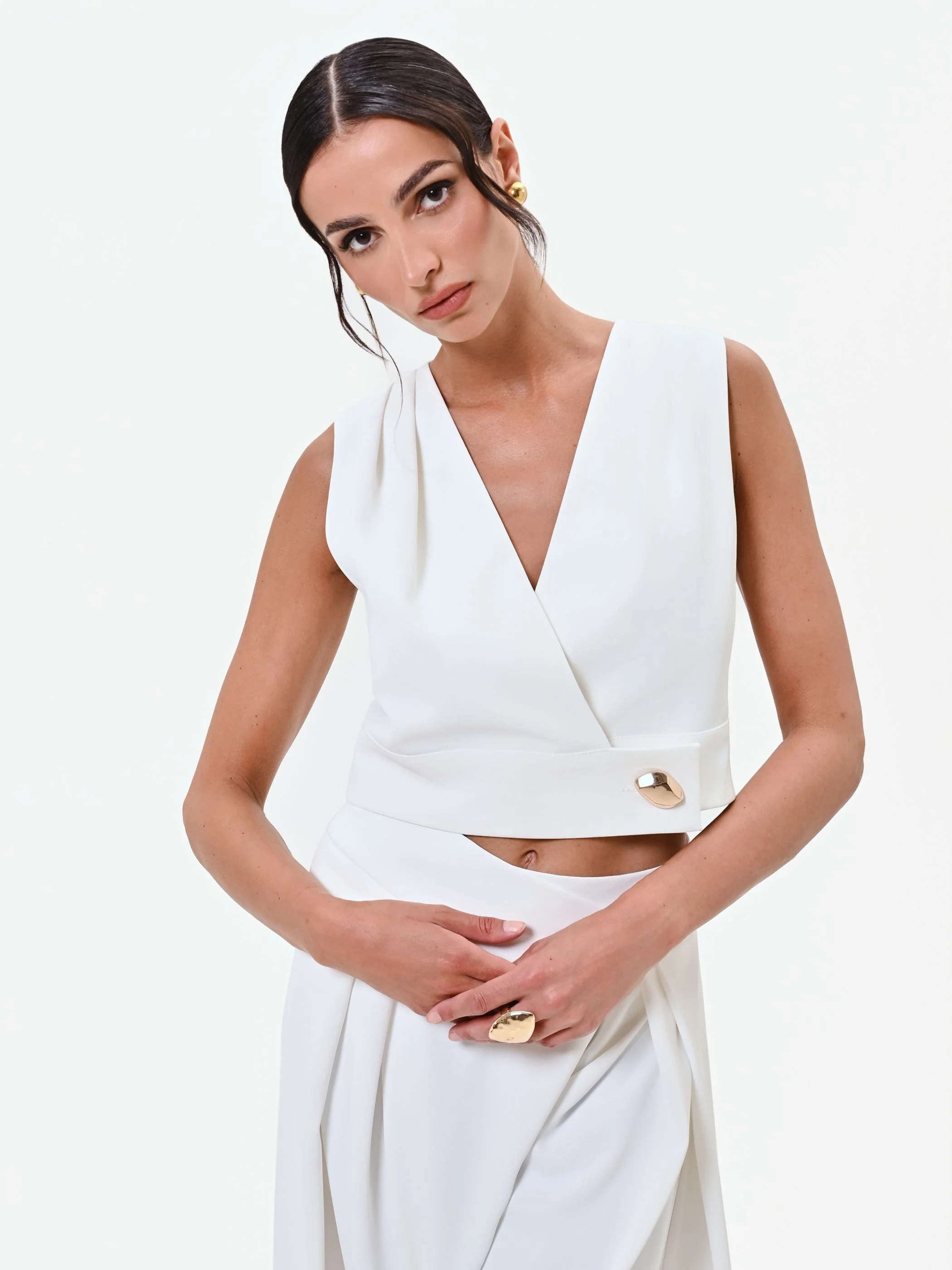 Gilet bianco cropped con bottone design - Image 5