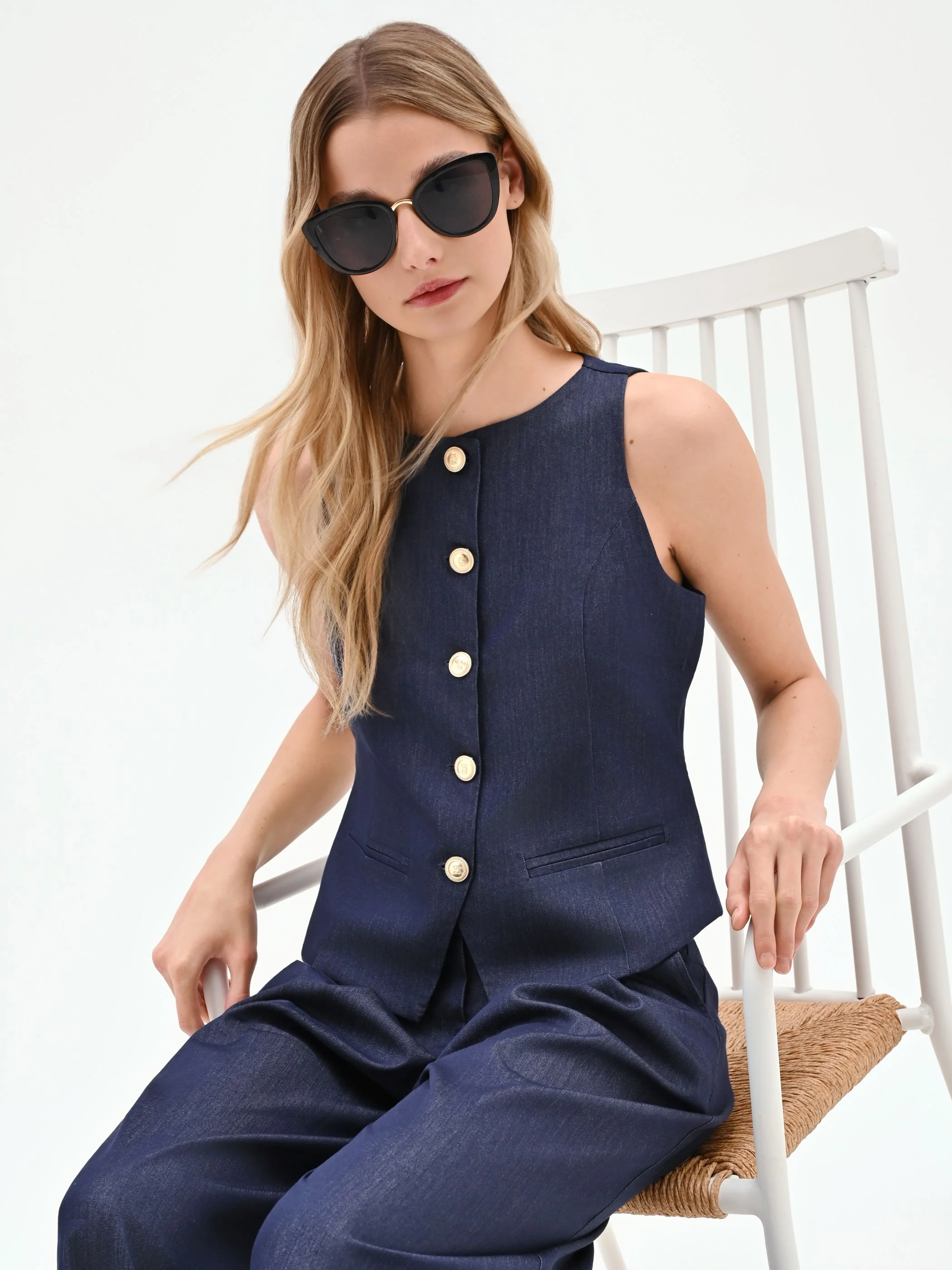 Gilet blu in jeans con bottoni dorati - Image 6
