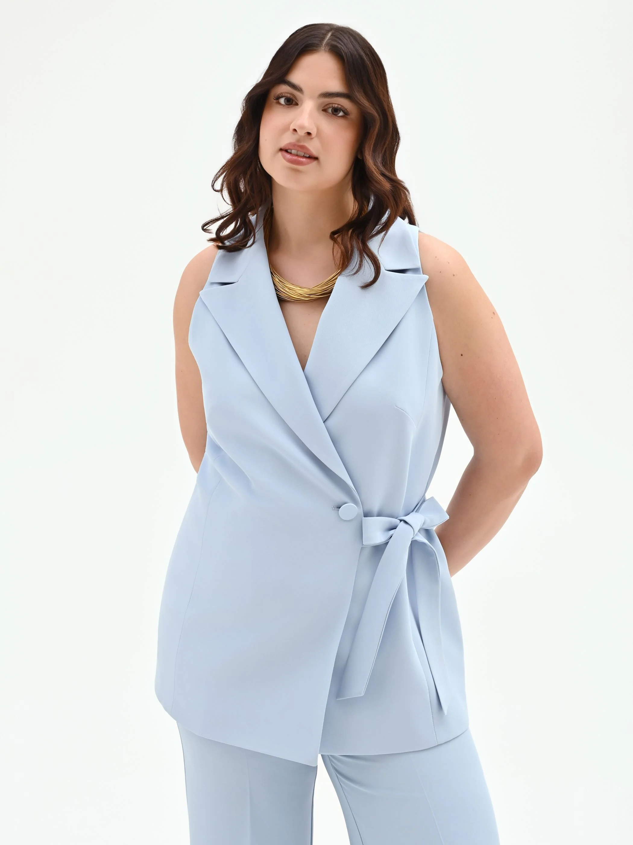 Gilet Curvy cielo azzurro con chiusura a nastro - Image 5