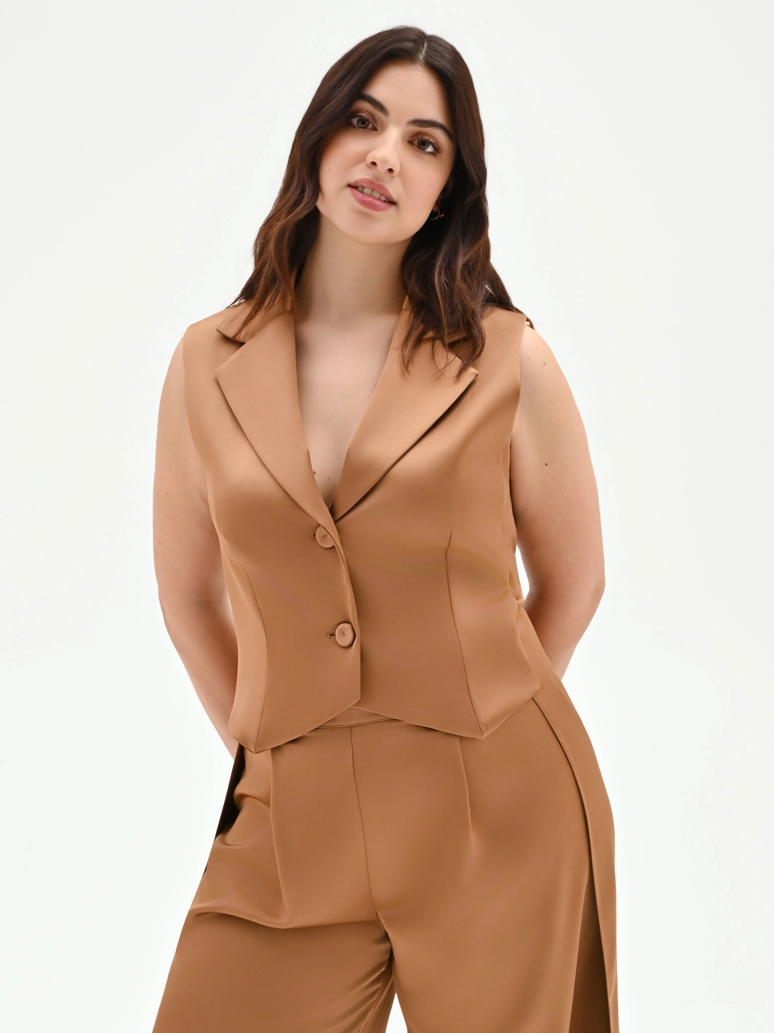 Gilet curvy marrone bronzo in raso con rever - Image 4
