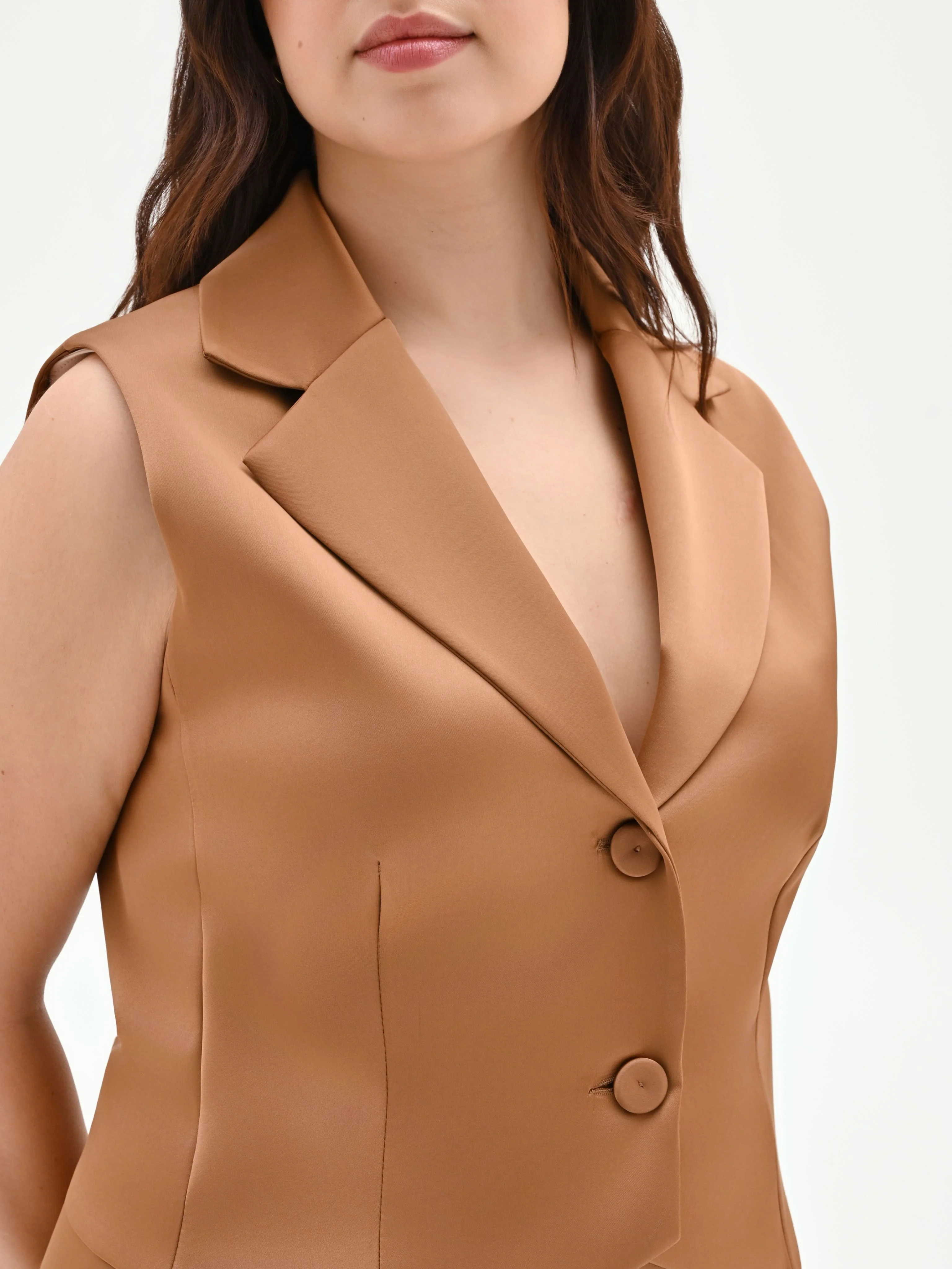 Gilet curvy marrone bronzo in raso con rever - Image 5