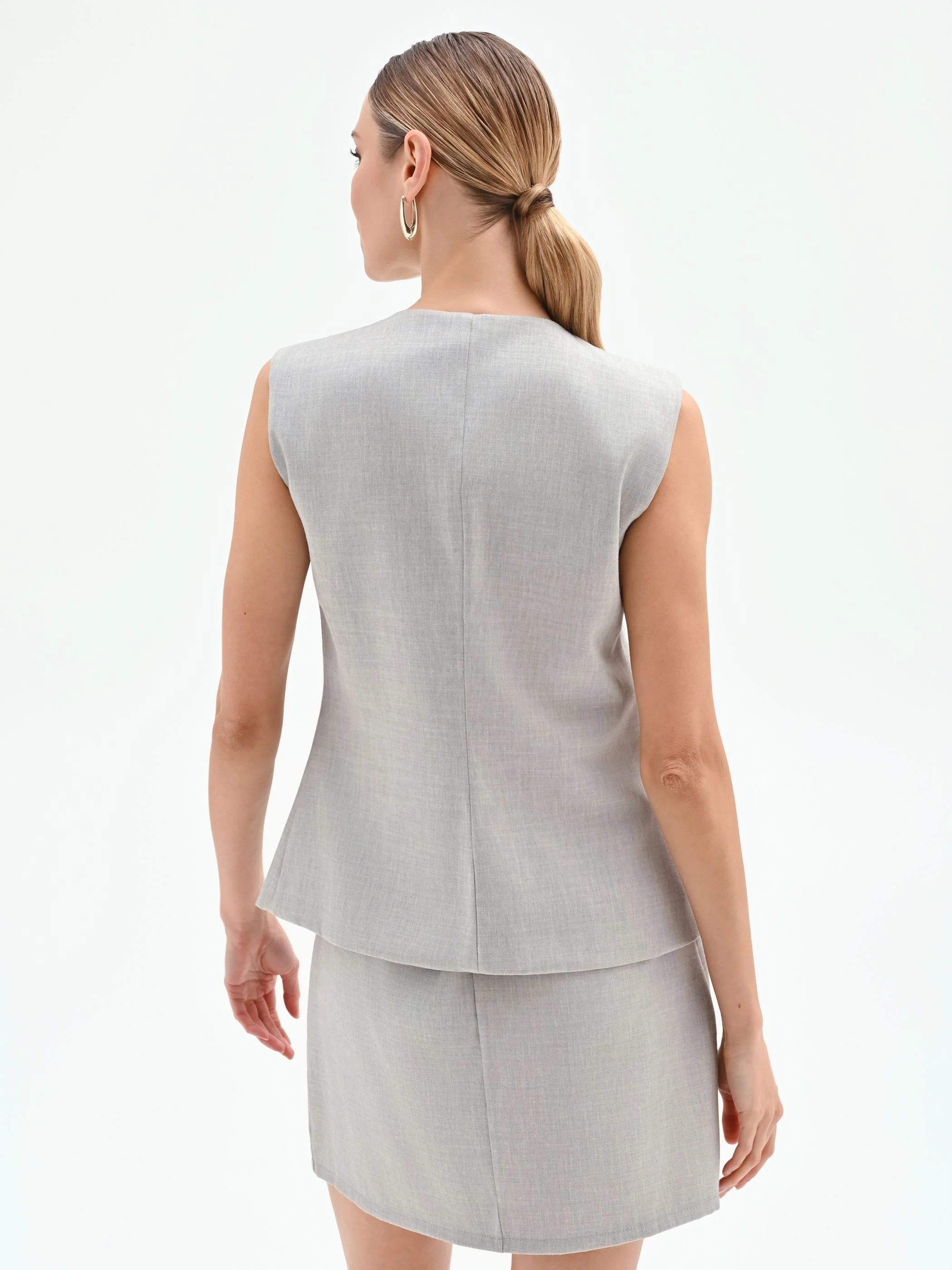Gilet grigio sciancrato con bottoni dorati - Image 3