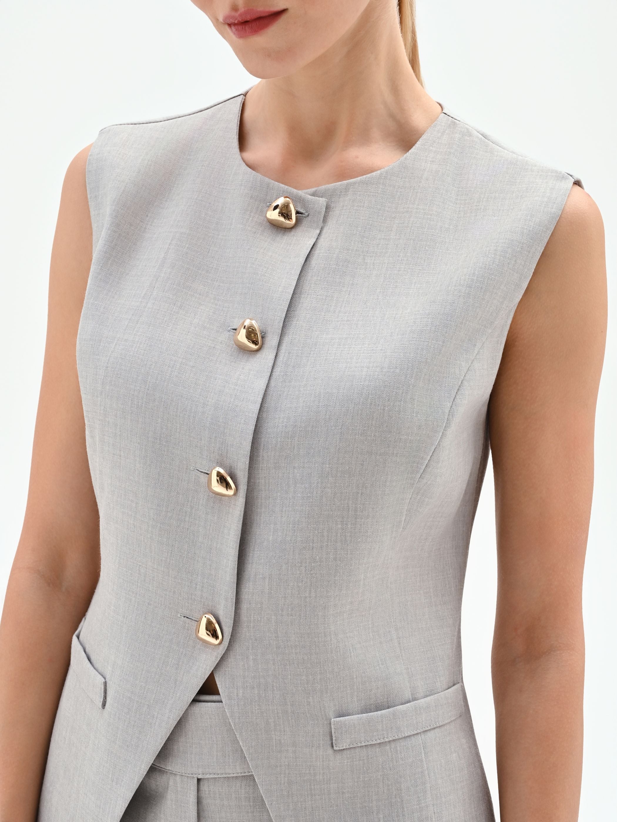 Gilet grigio sciancrato con bottoni dorati - Image 4