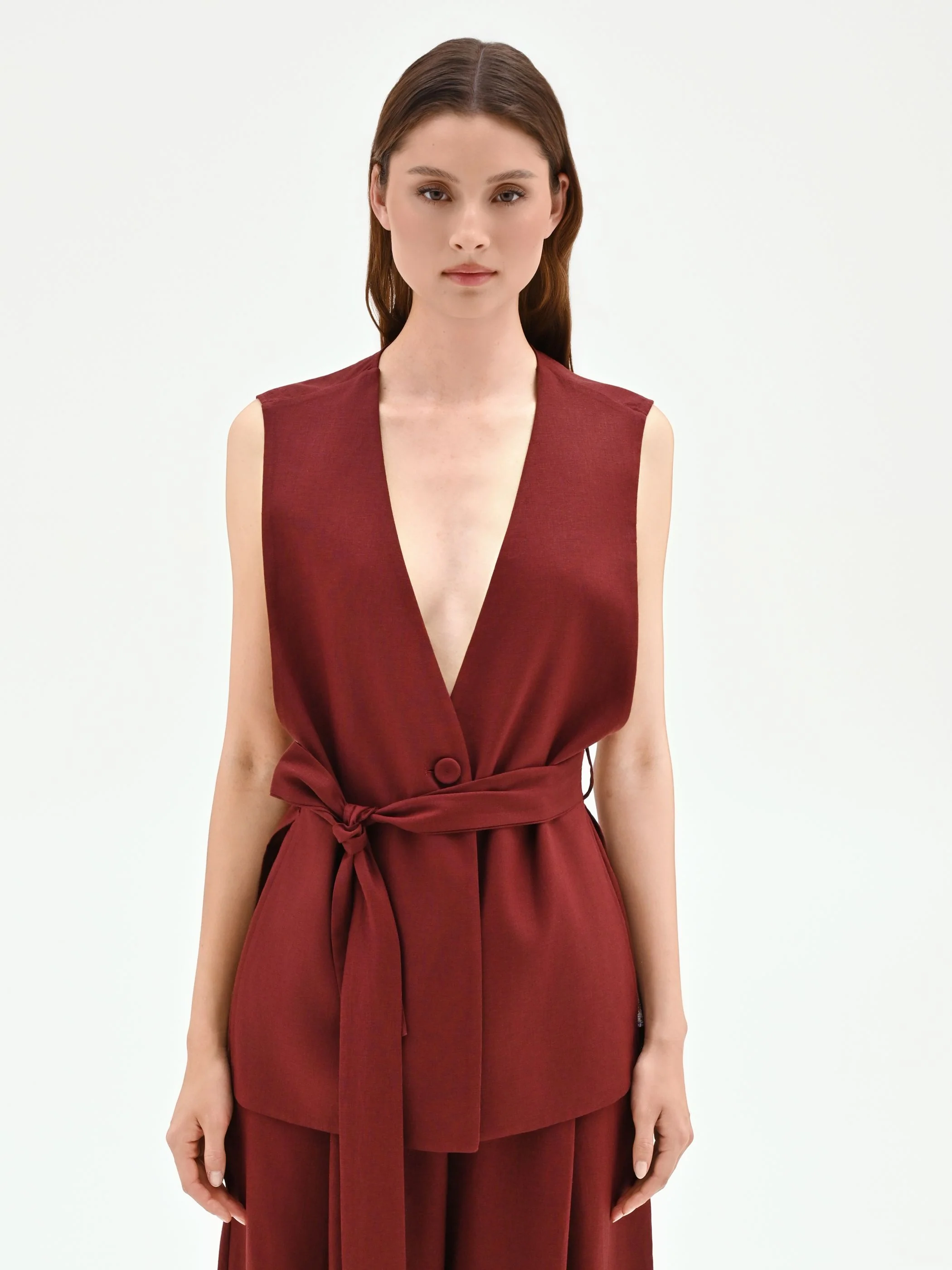 Gilet in lino rosso bordeaux con cintura