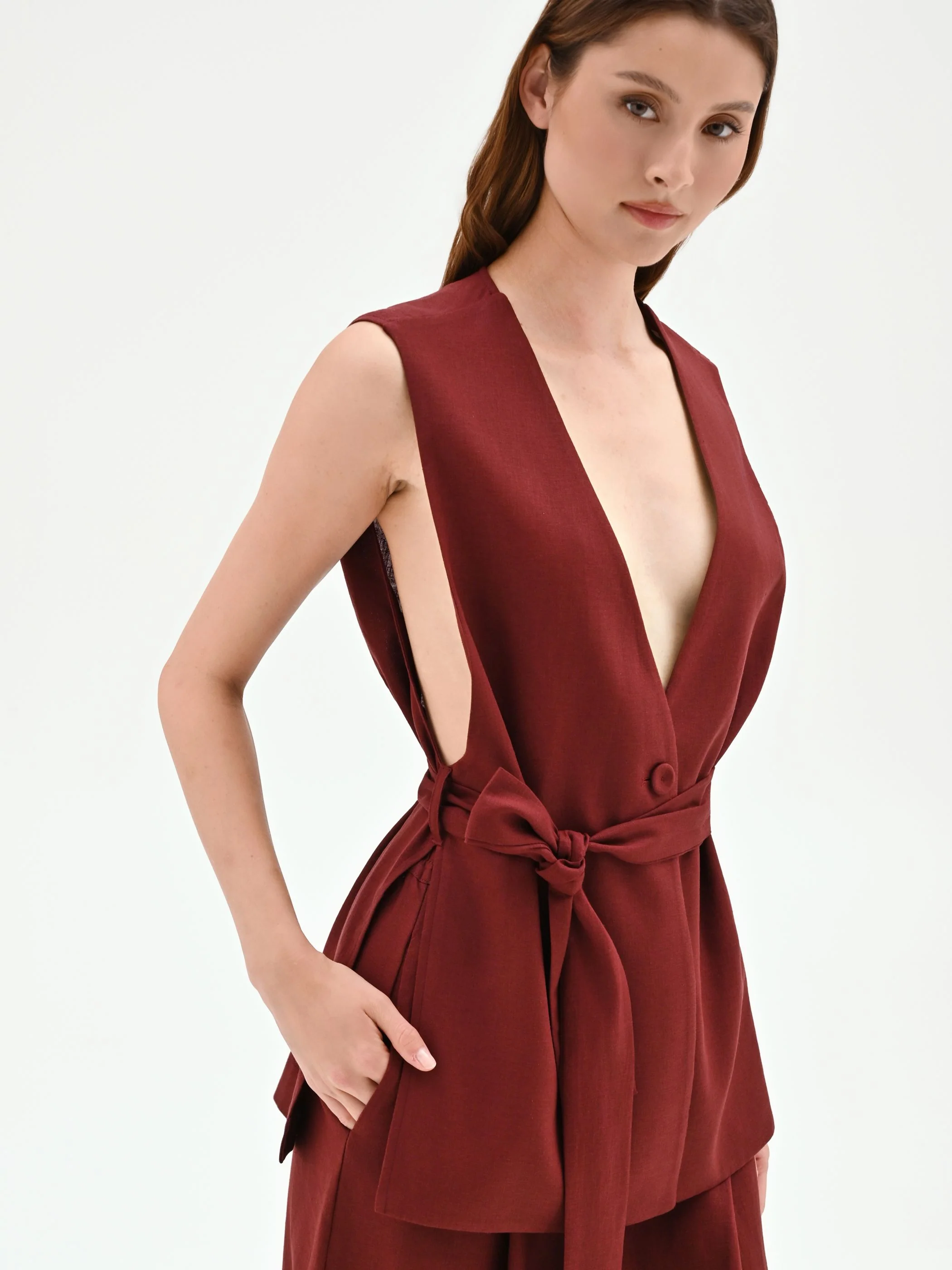 Gilet in lino rosso bordeaux con cintura - Image 3