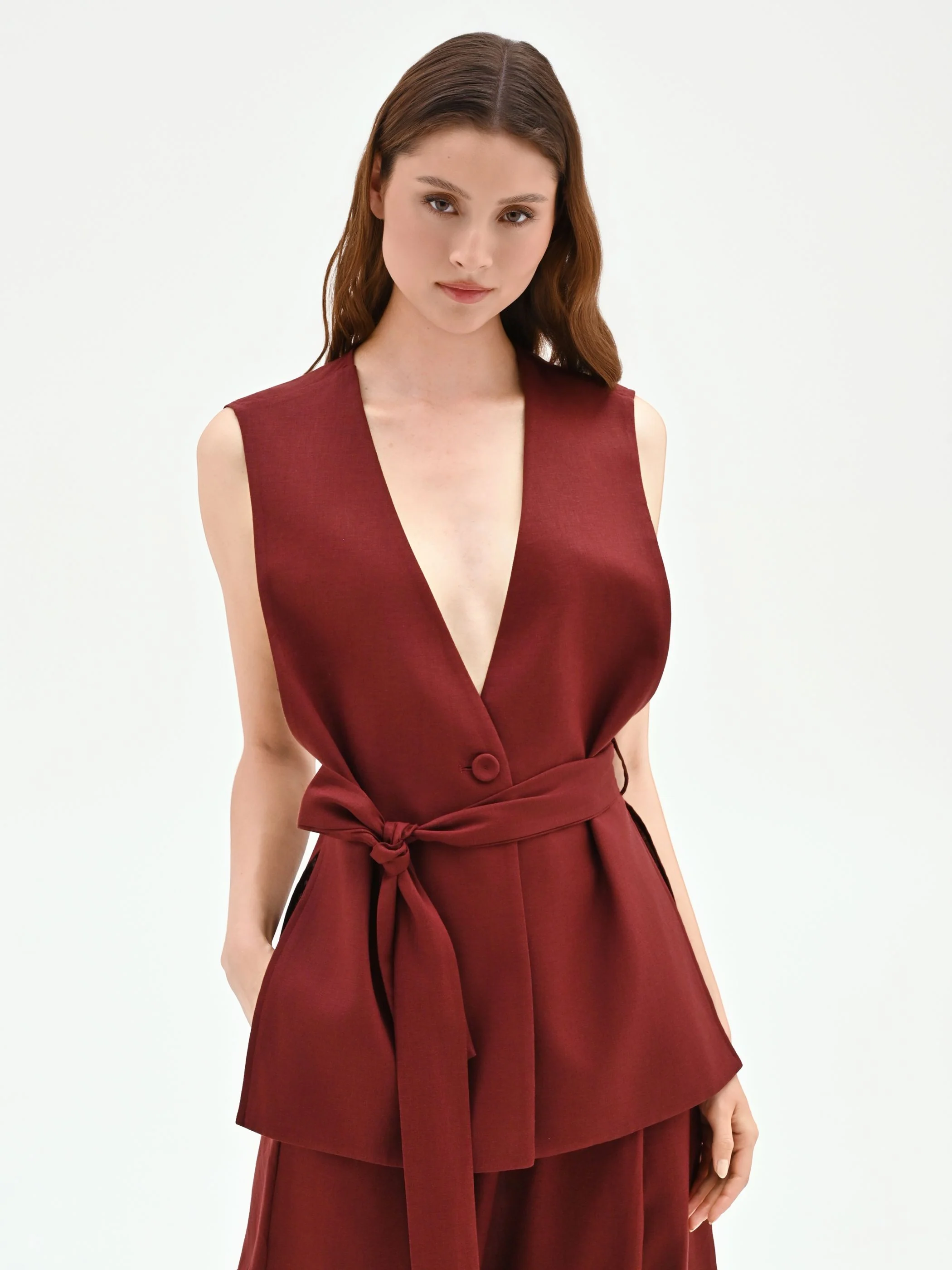 Gilet in lino rosso bordeaux con cintura - Image 4