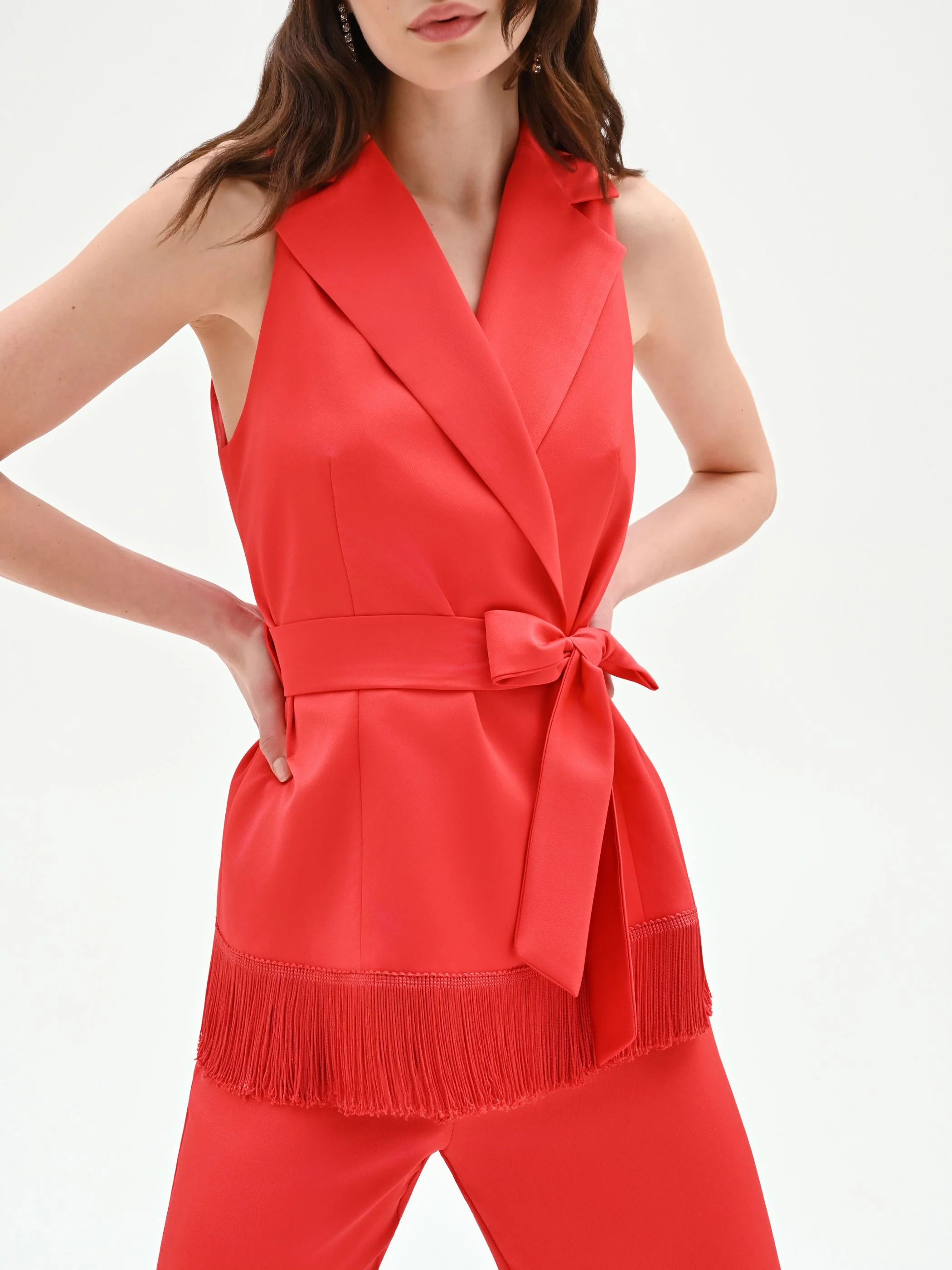 Gilet in raso rosso fragola con frange - Image 4