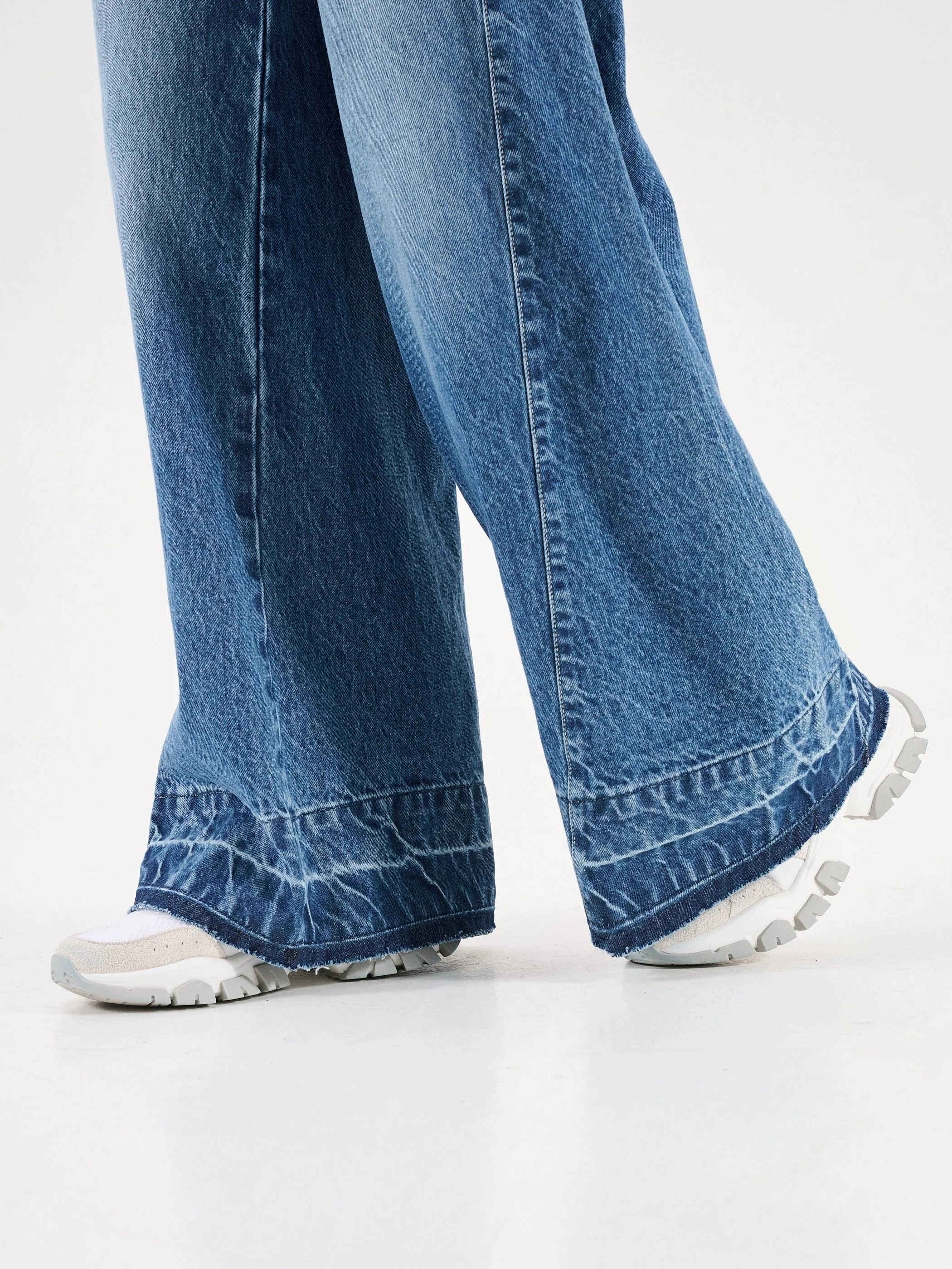 Jeans azzurri a gamba larga con risvolto - Image 4