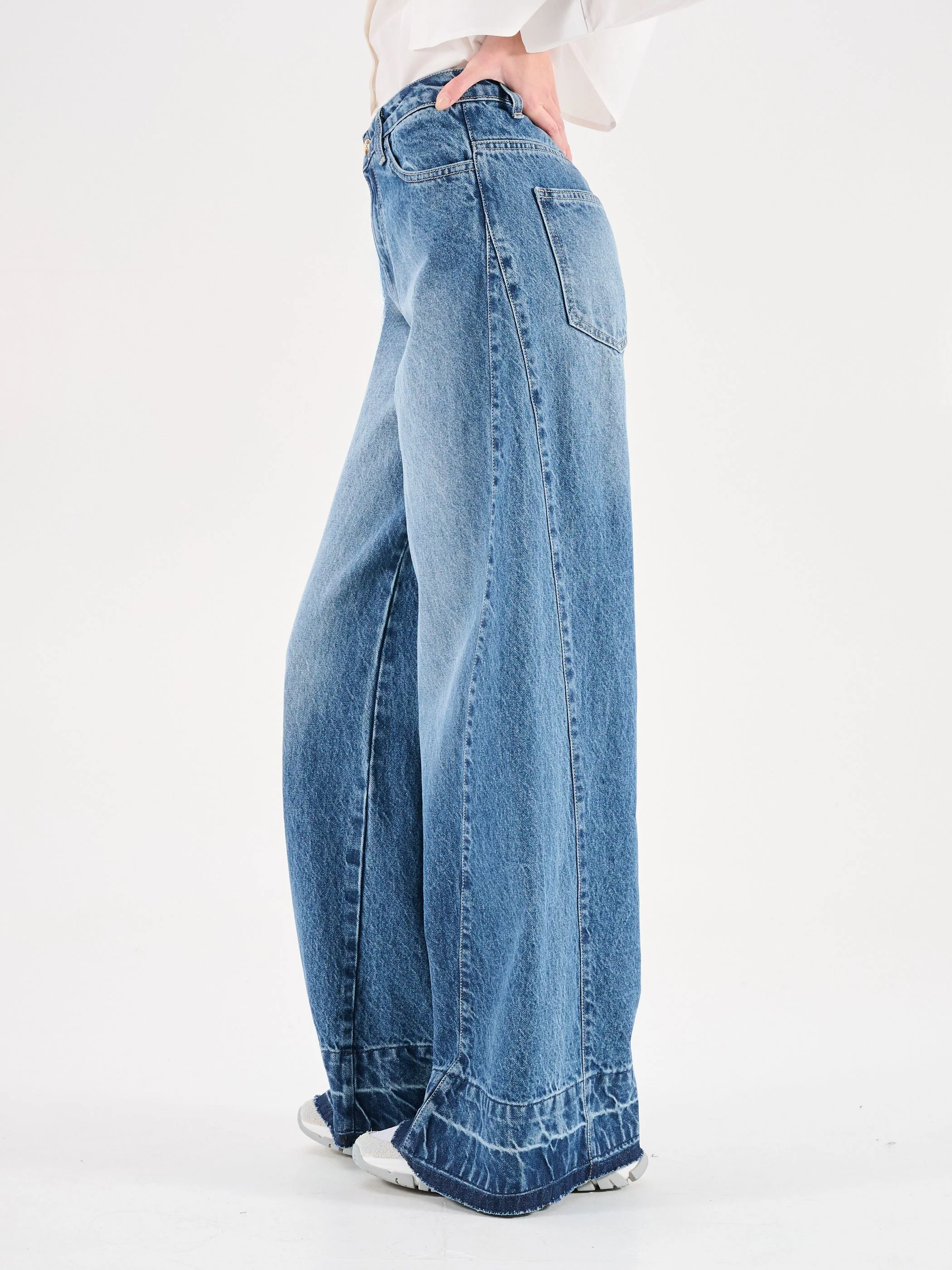 Jeans azzurri a gamba larga con risvolto - Image 5