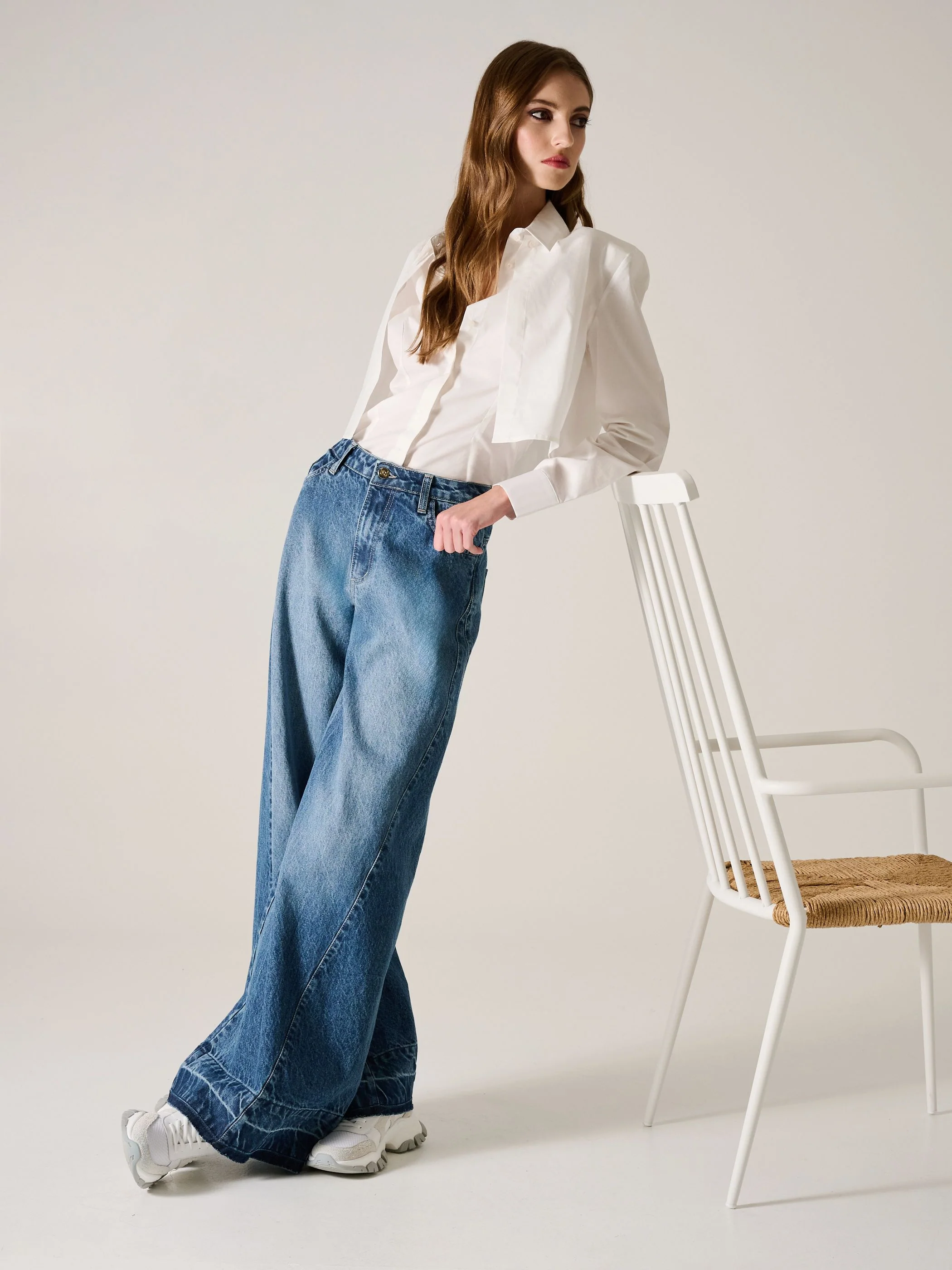 Jeans azzurri a gamba larga con risvolto - Image 7