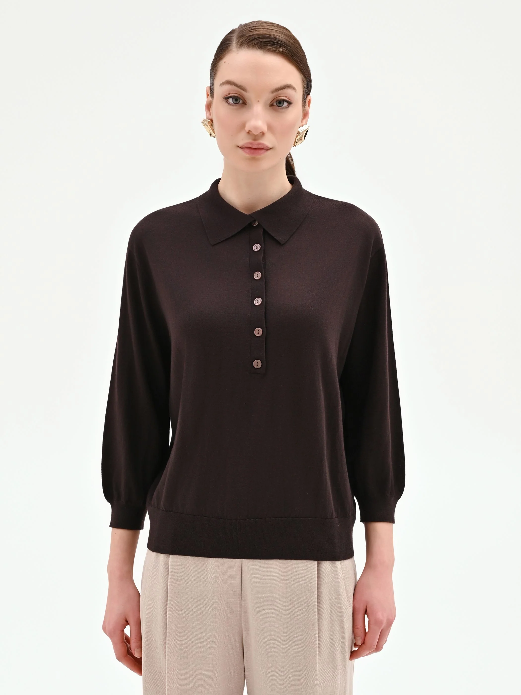 Maglia color cioccolato con colletto a polo - Image 3