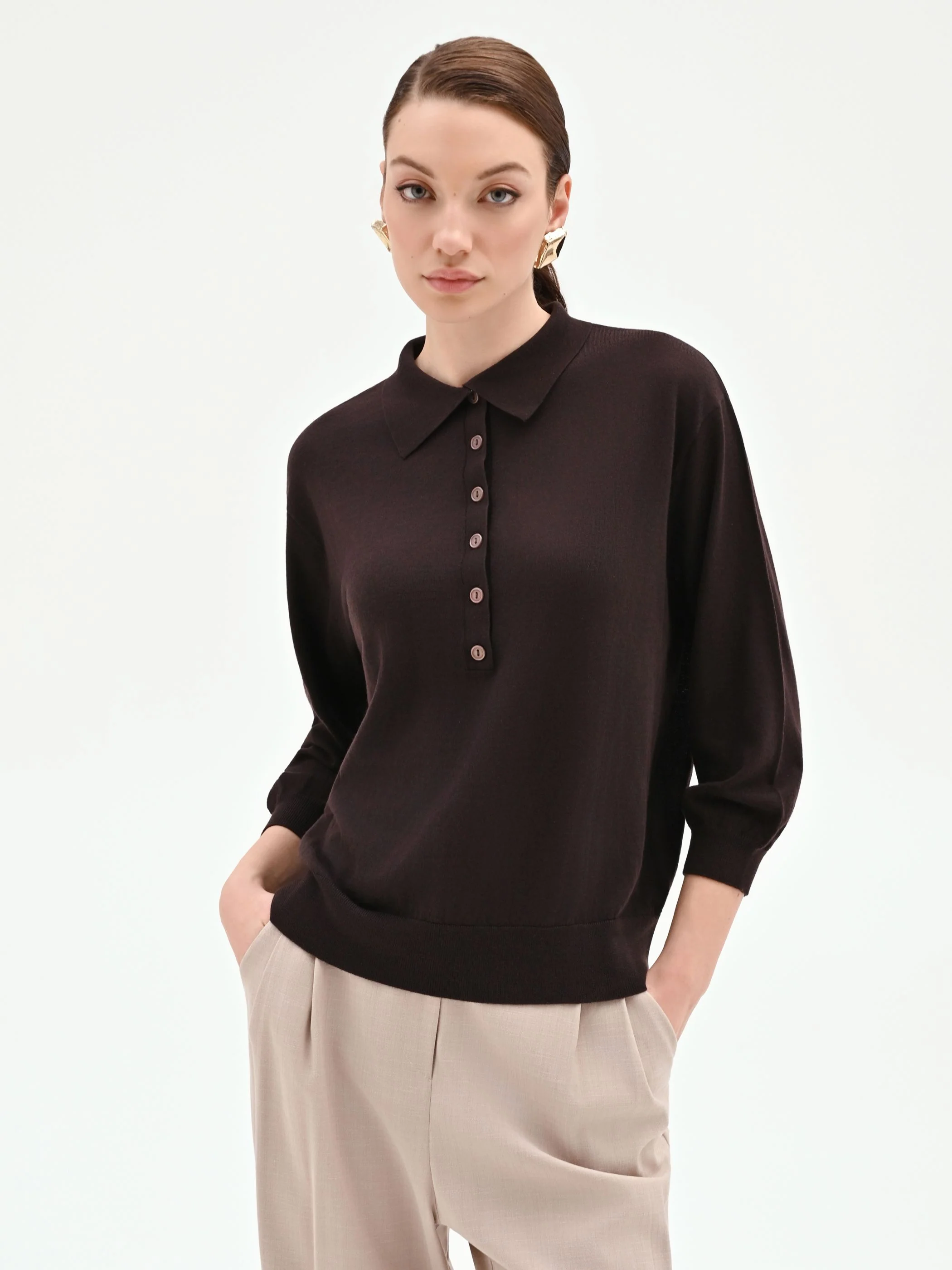Maglia color cioccolato con colletto a polo - Image 4