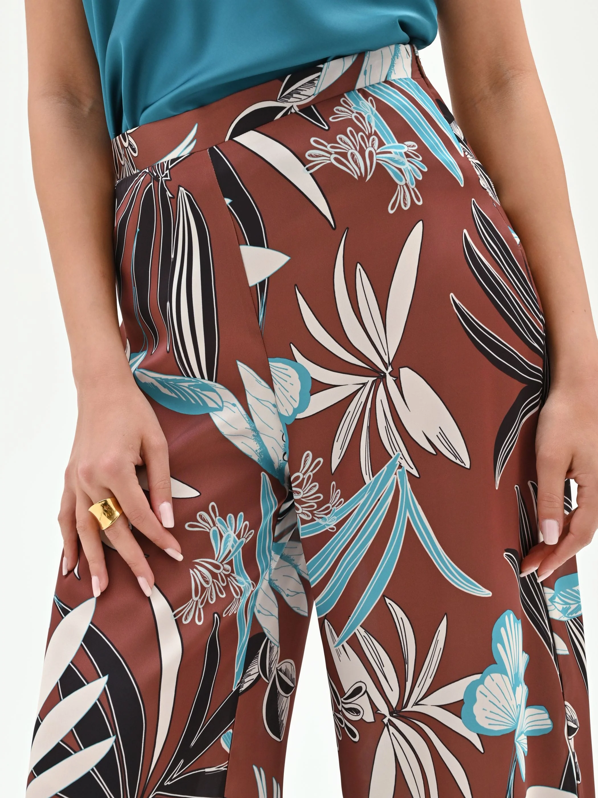 Pantalone a palazzo cioccolato con stampa botanica - Image 4