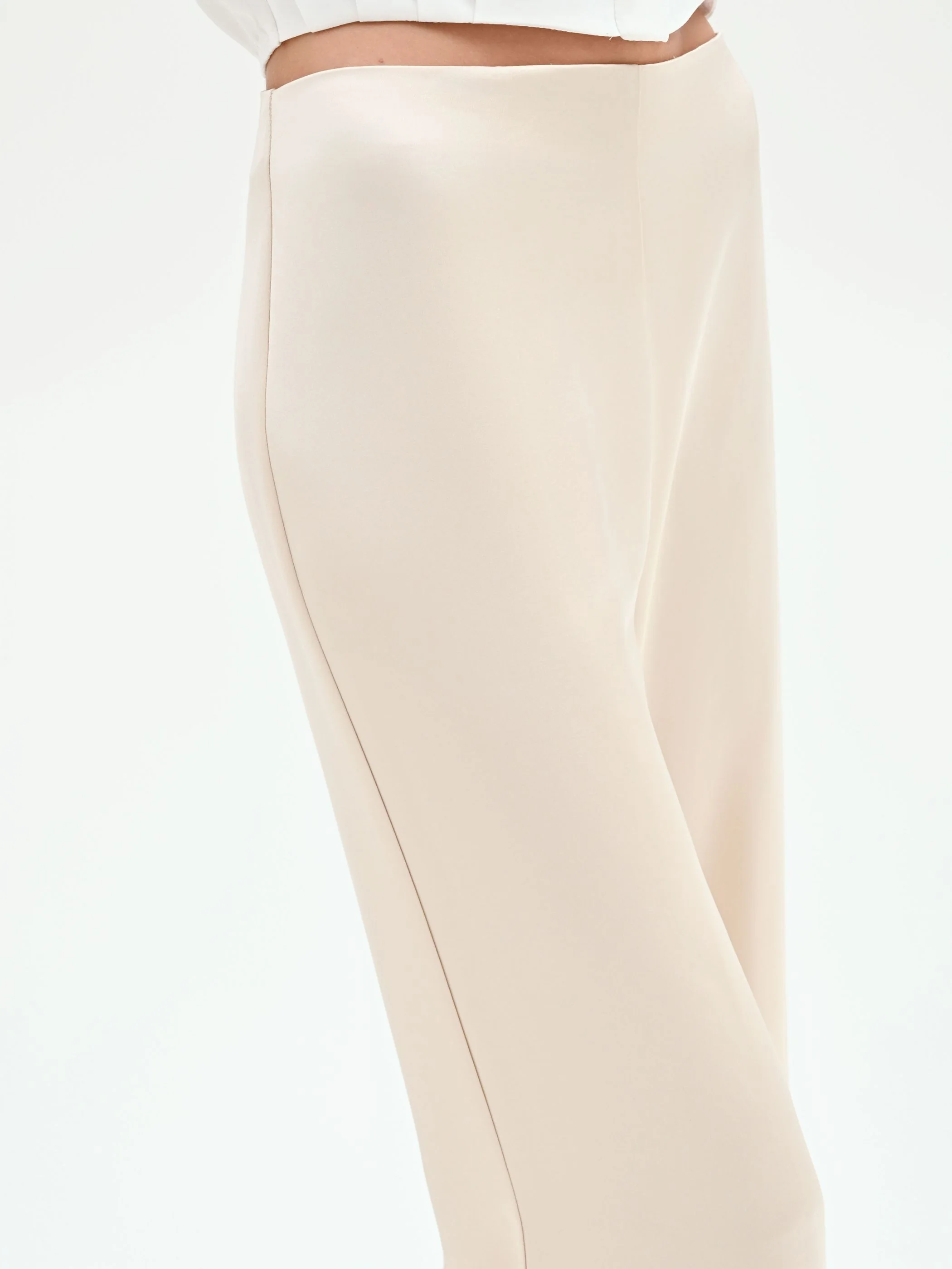 Pantalone a palazzo in raso beige chiaro - Image 4