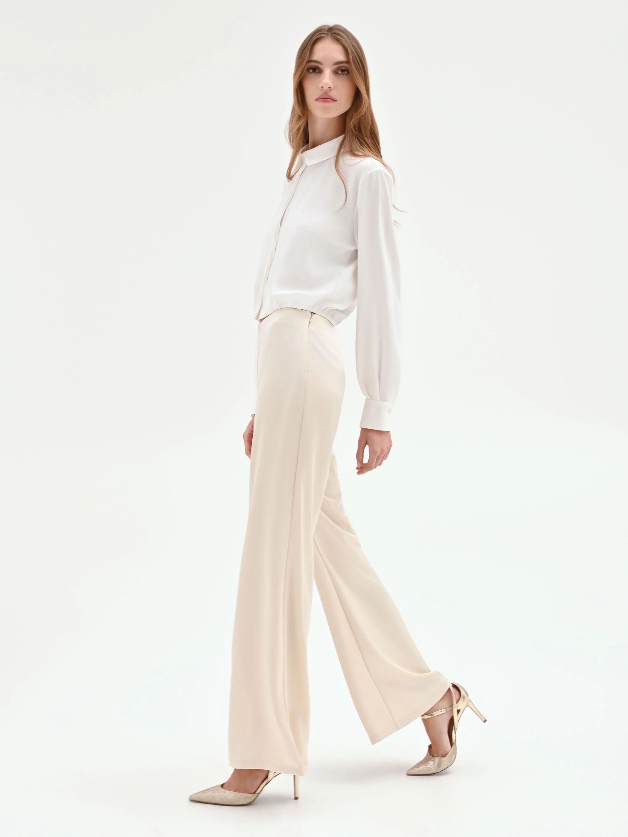 Pantalone a palazzo in raso beige chiaro - Image 5
