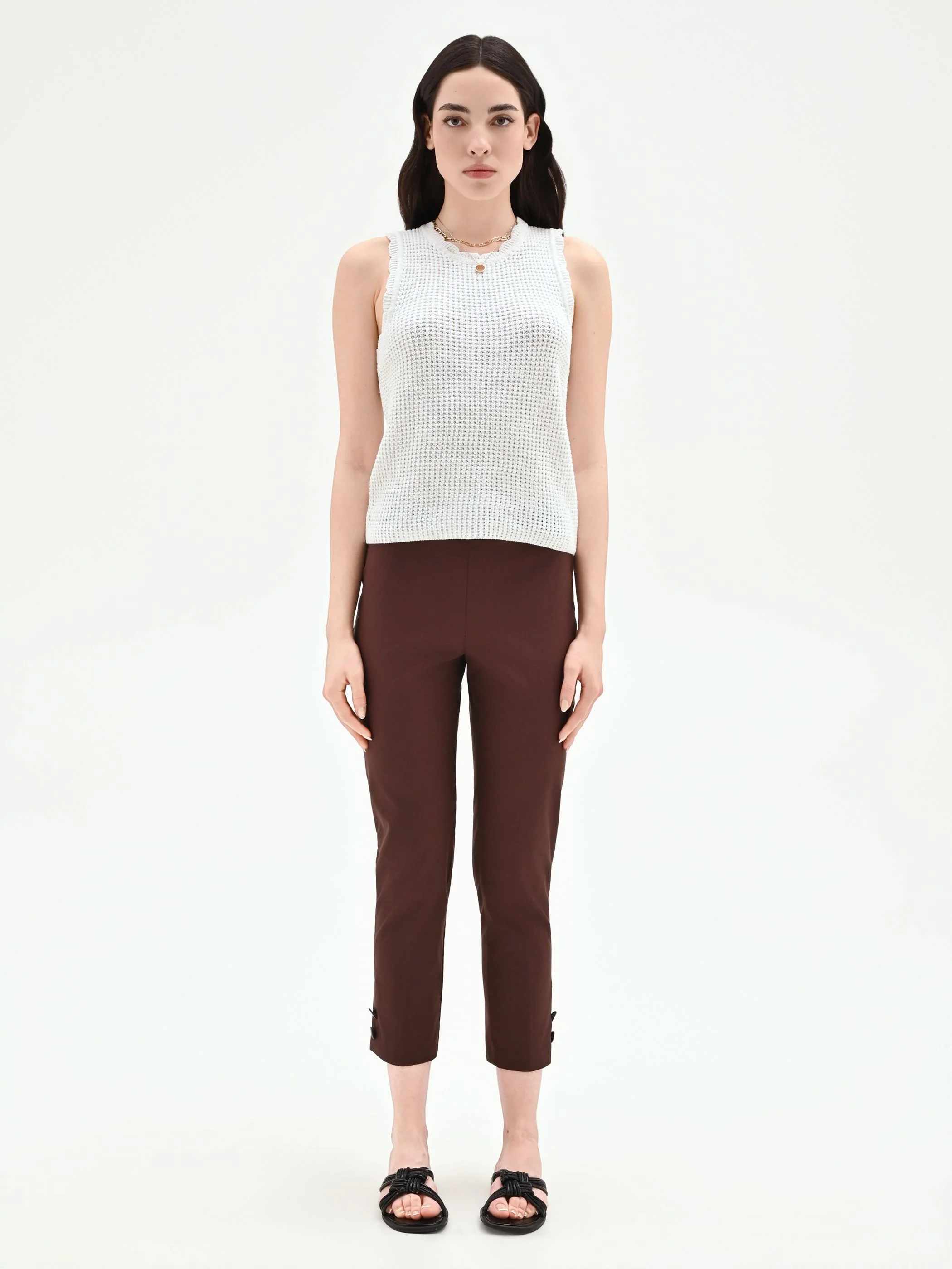 Pantalone a sigaretta cioccolato con spacchi decorati