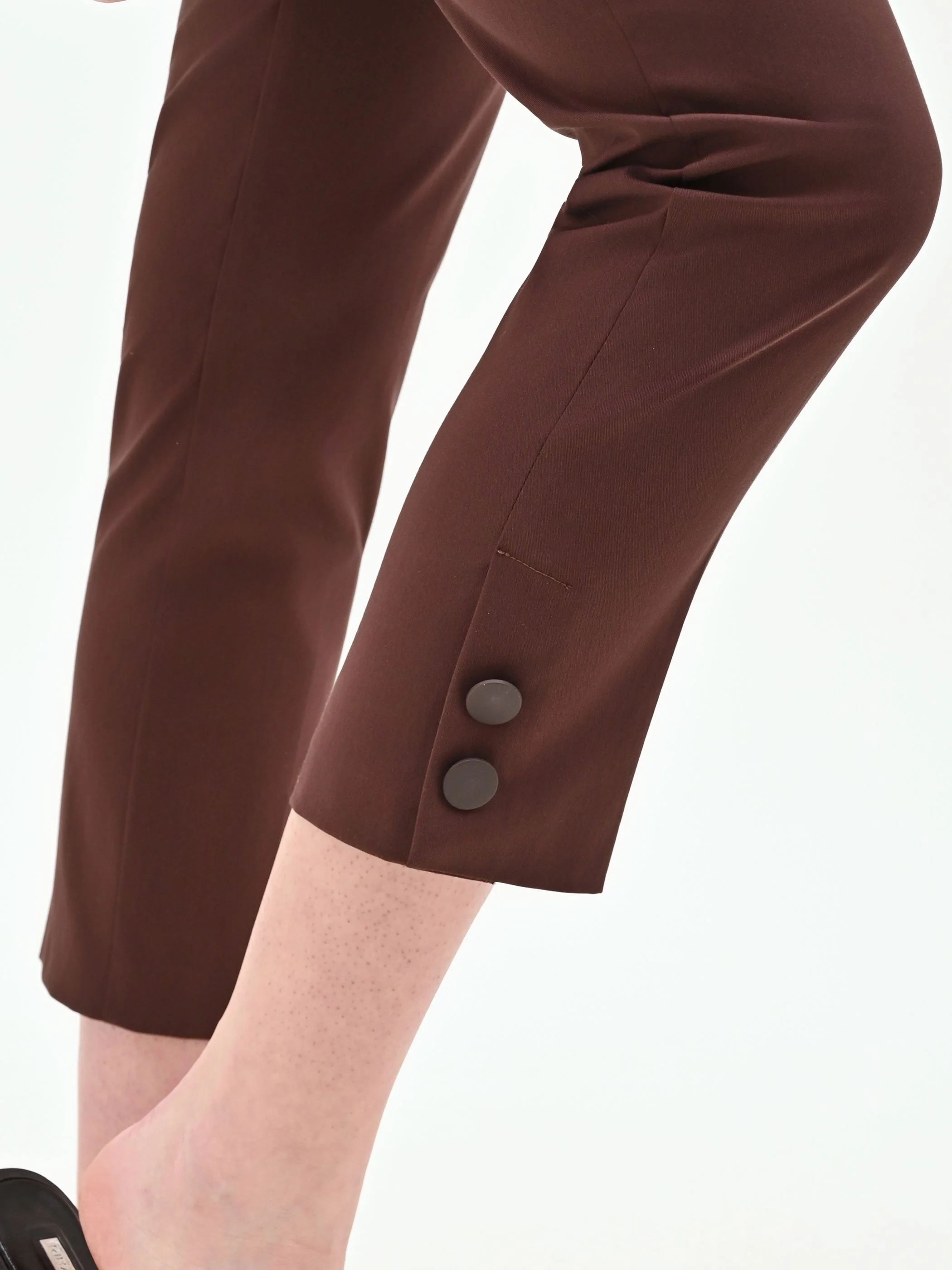 Pantalone a sigaretta cioccolato con spacchi decorati - Image 4