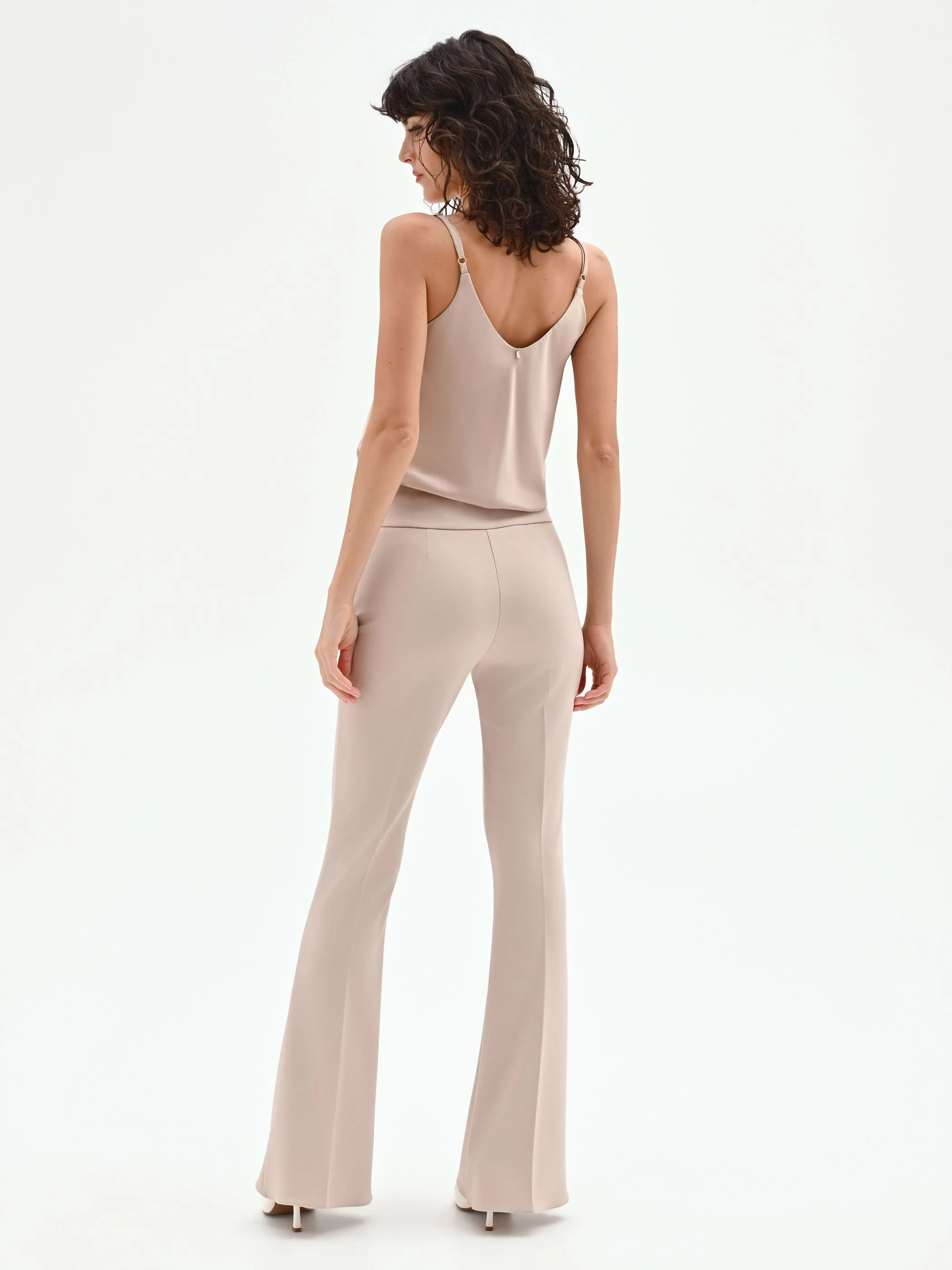 Pantalone a zampa tortora beige in scuba crèpe - Image 3