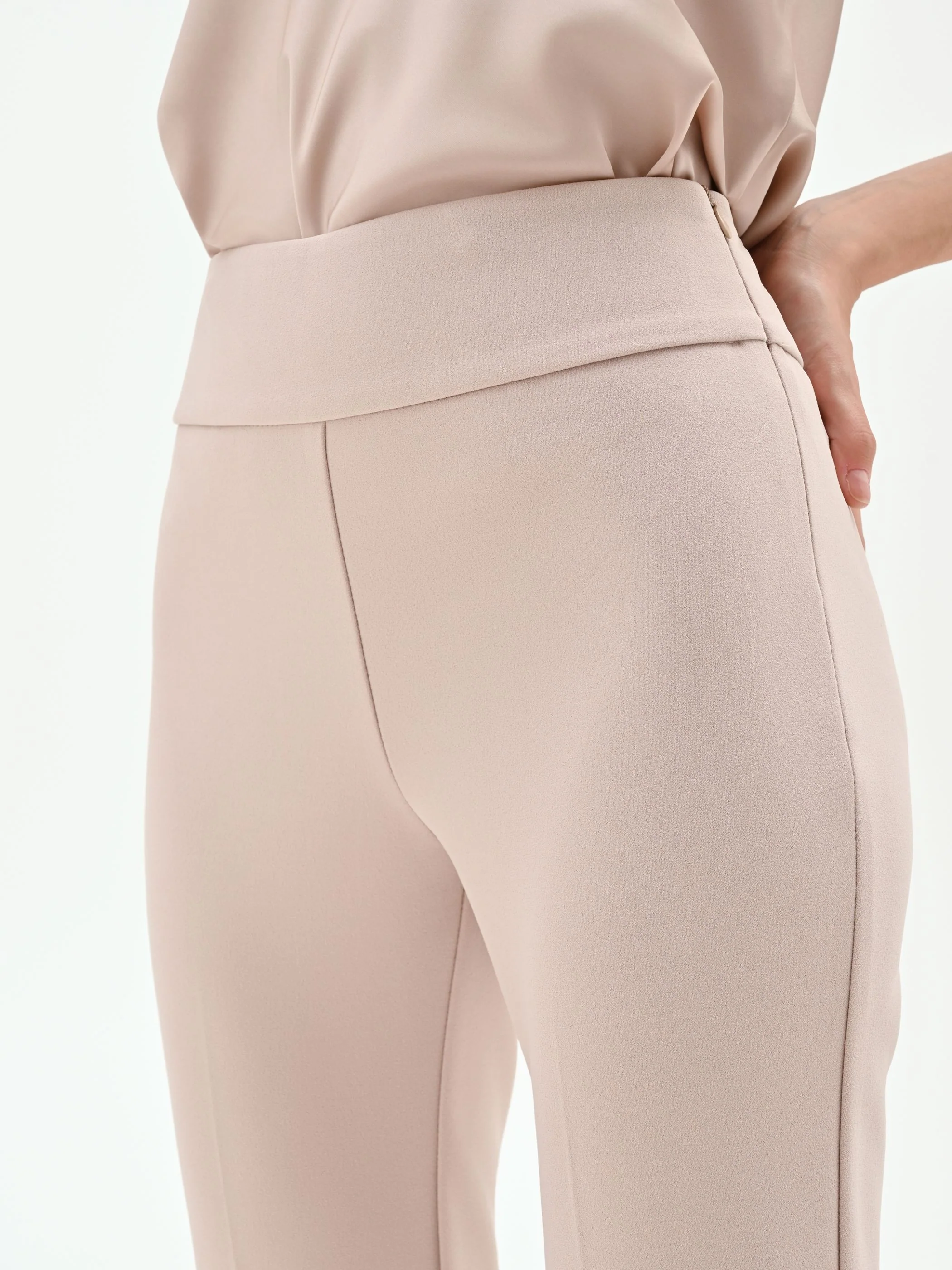 Pantalone a zampa tortora beige in scuba crèpe - Image 4