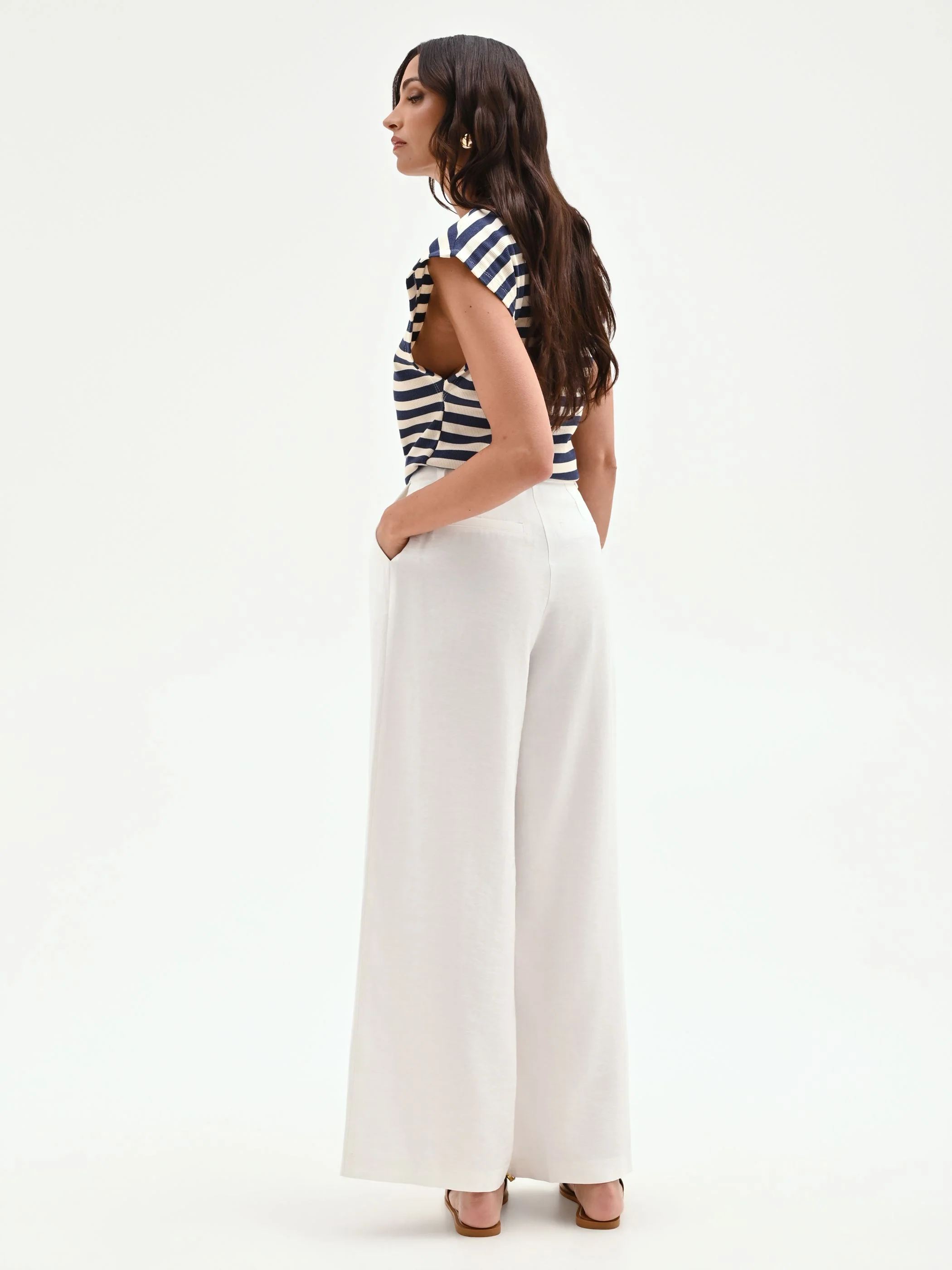 Pantalone bianco a palazzo con pinces - Image 3