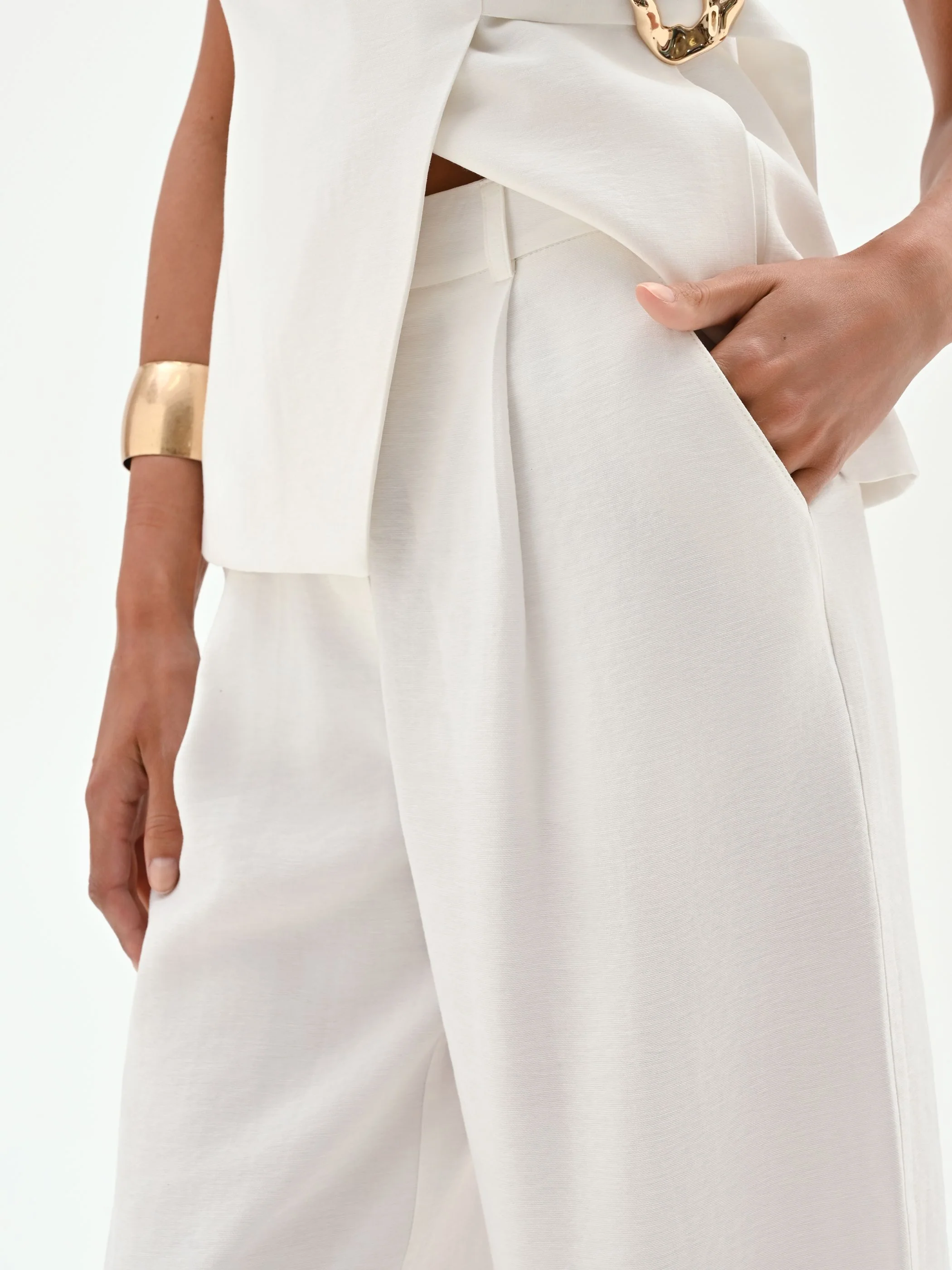 Pantalone bianco a palazzo con pinces - Image 4