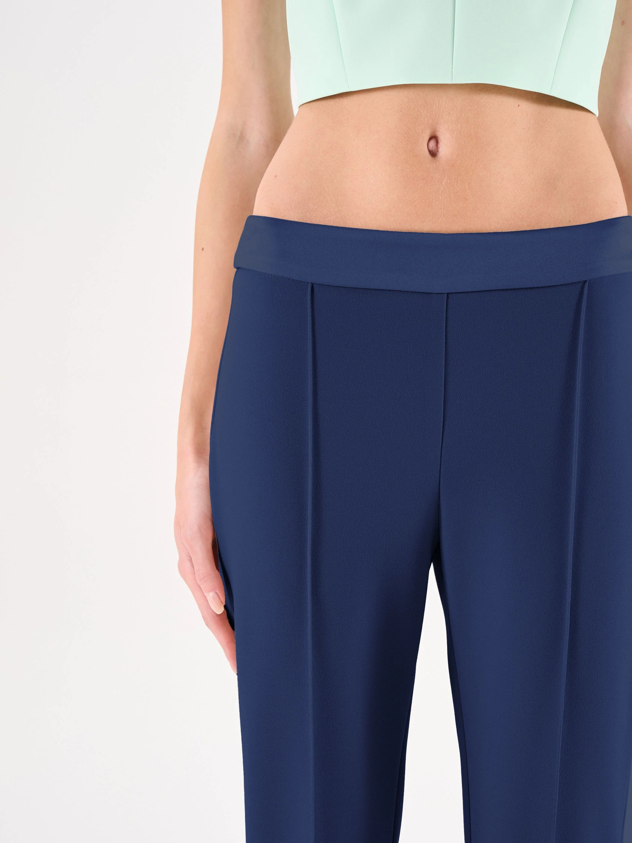Pantalone blu a sigaretta con cinturino a contrasto - Image 4