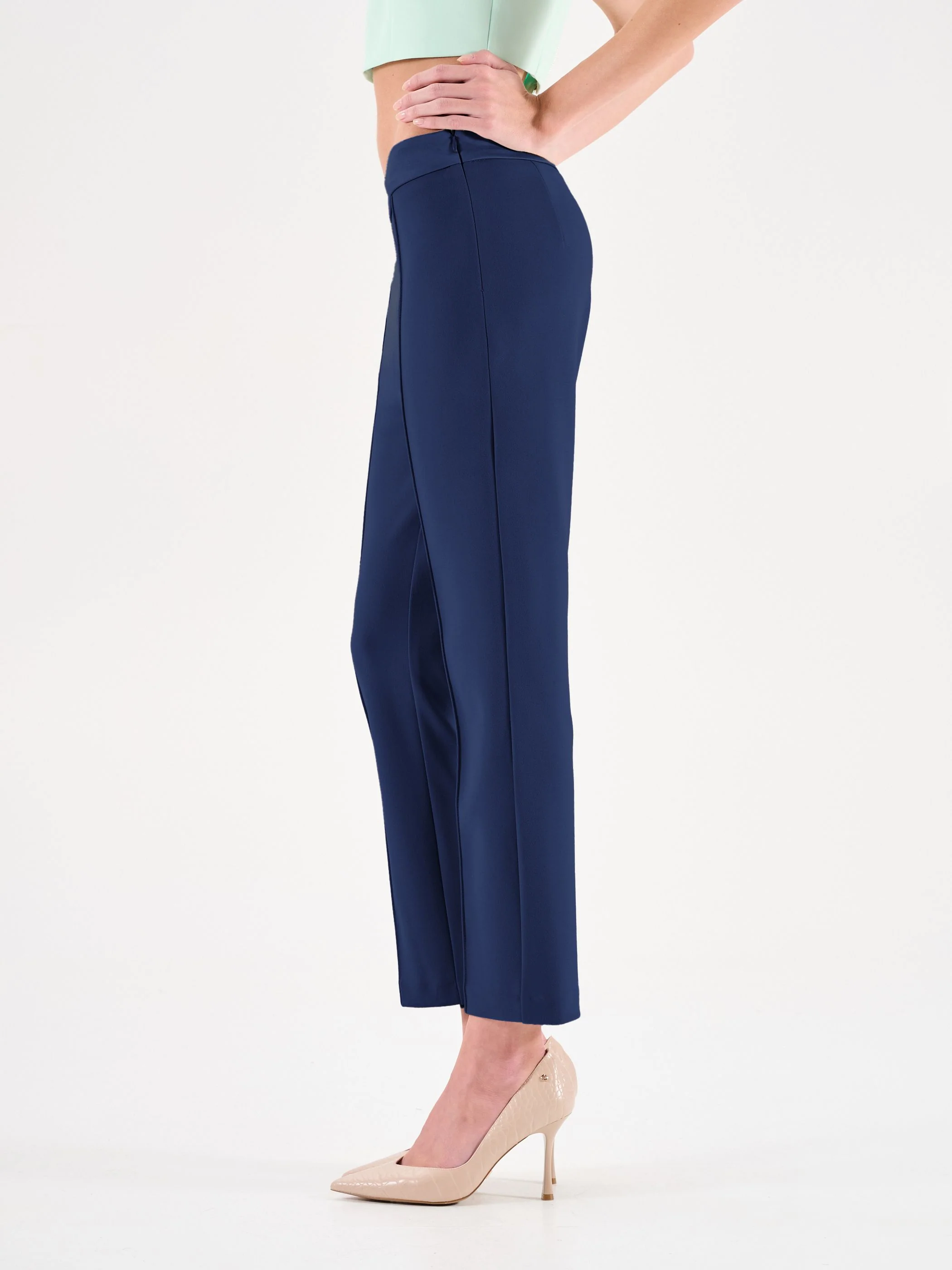 Pantalone blu a sigaretta con cinturino a contrasto - Image 5