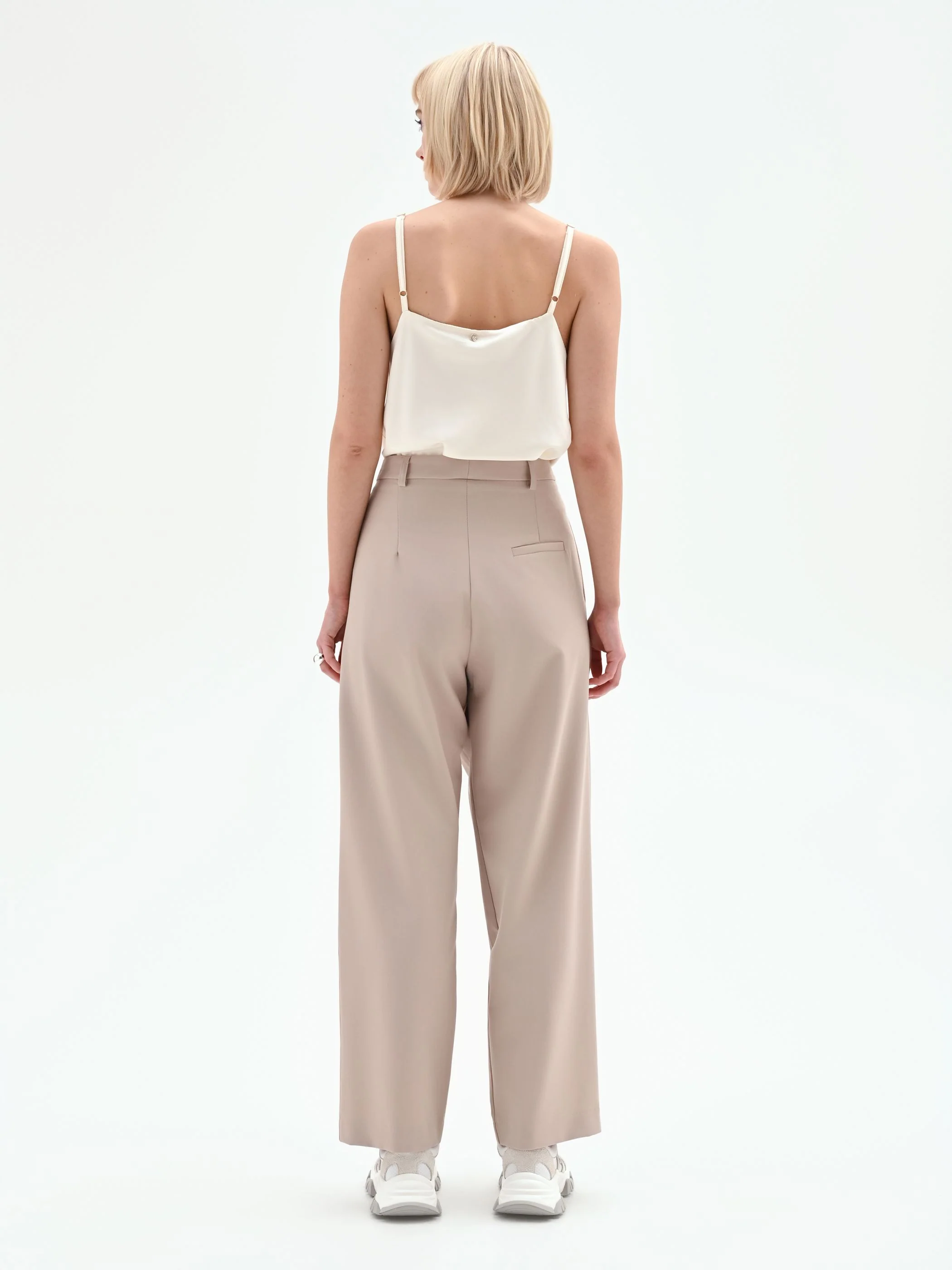 Pantalone carrot fit tortora beige a portafoglio - Image 3