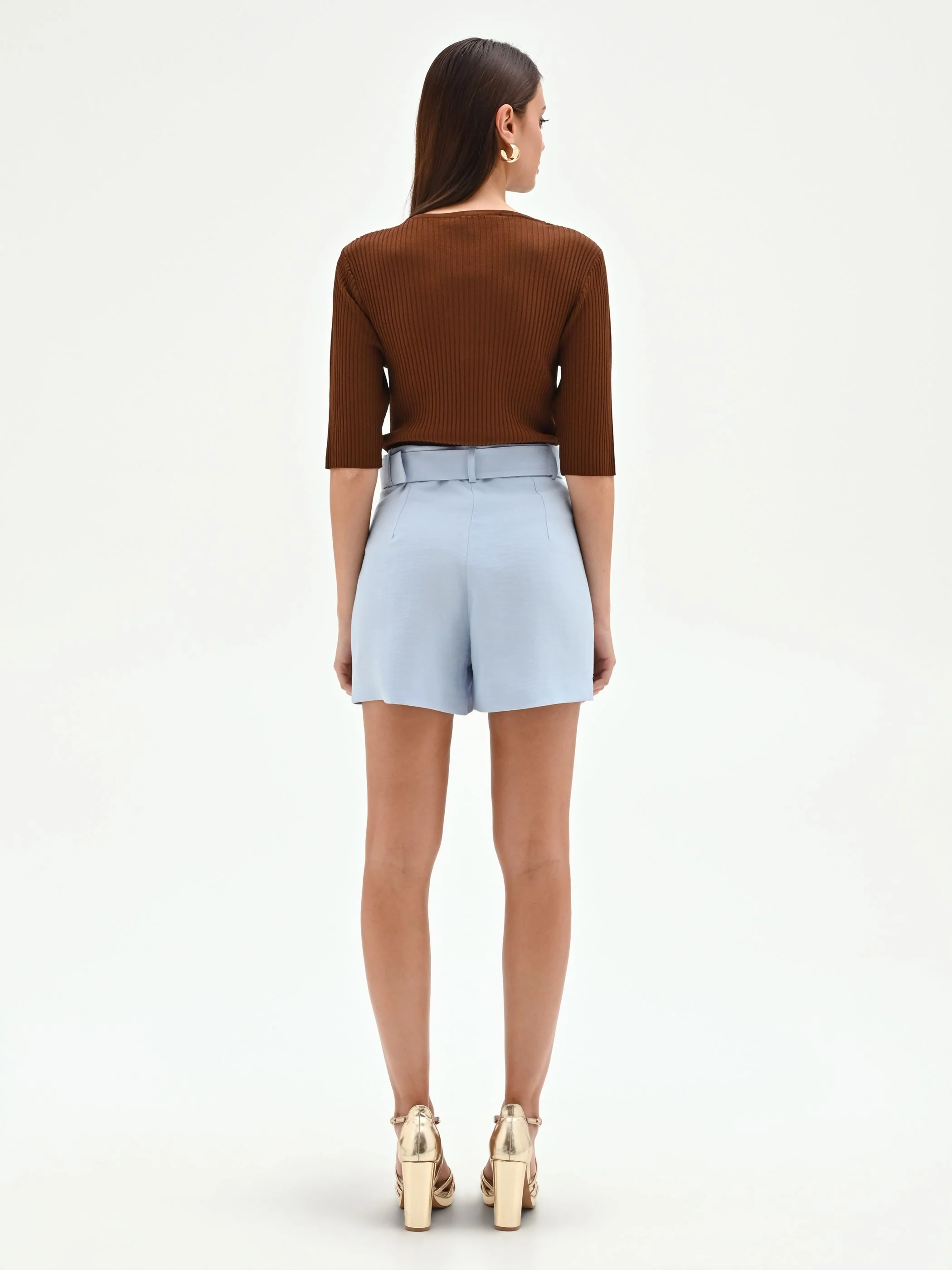 Pantalone corto azzurro con cintura - Image 4