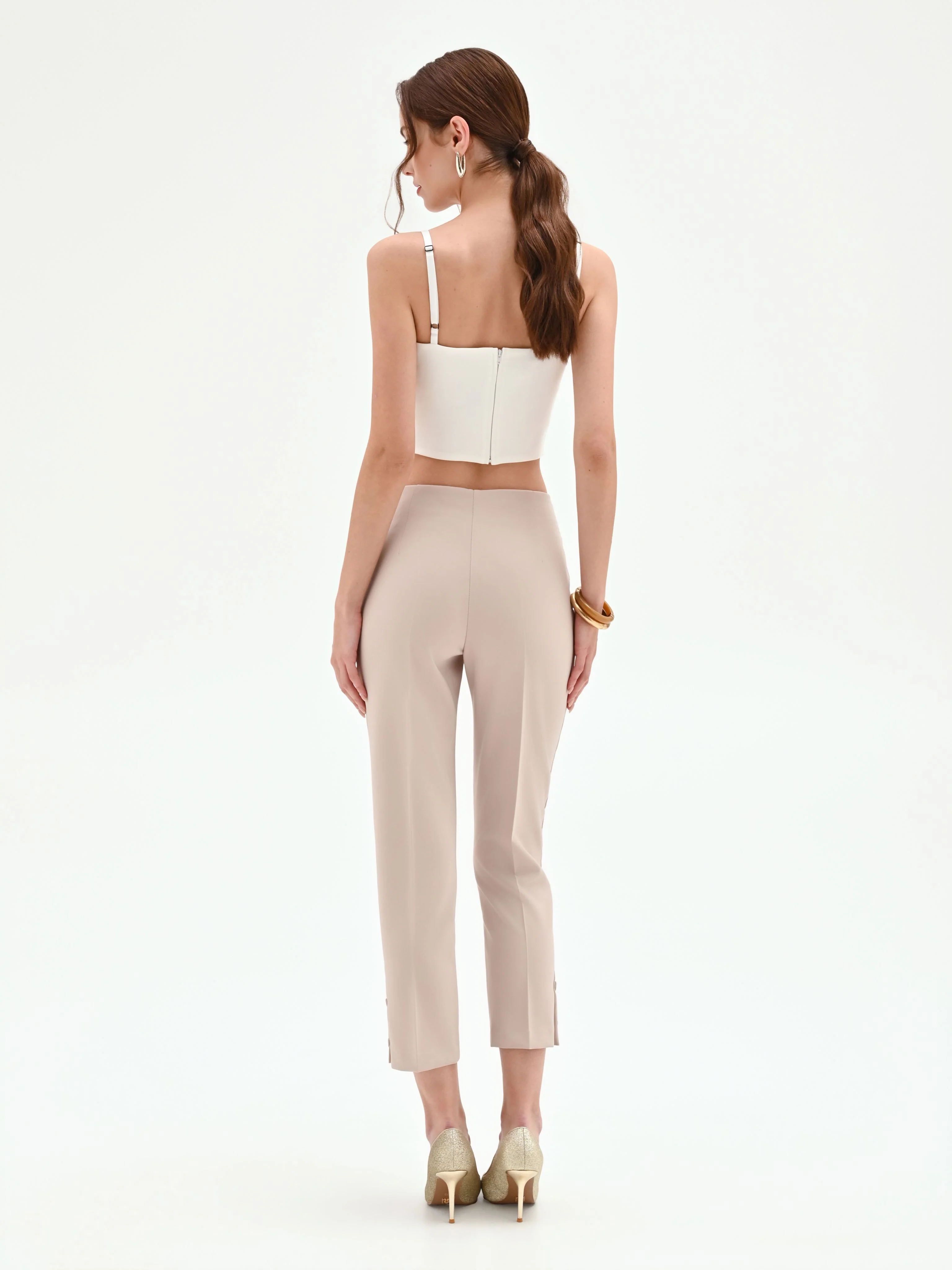 Pantalone cropped tortora beige con bottoni al fondo - Image 3