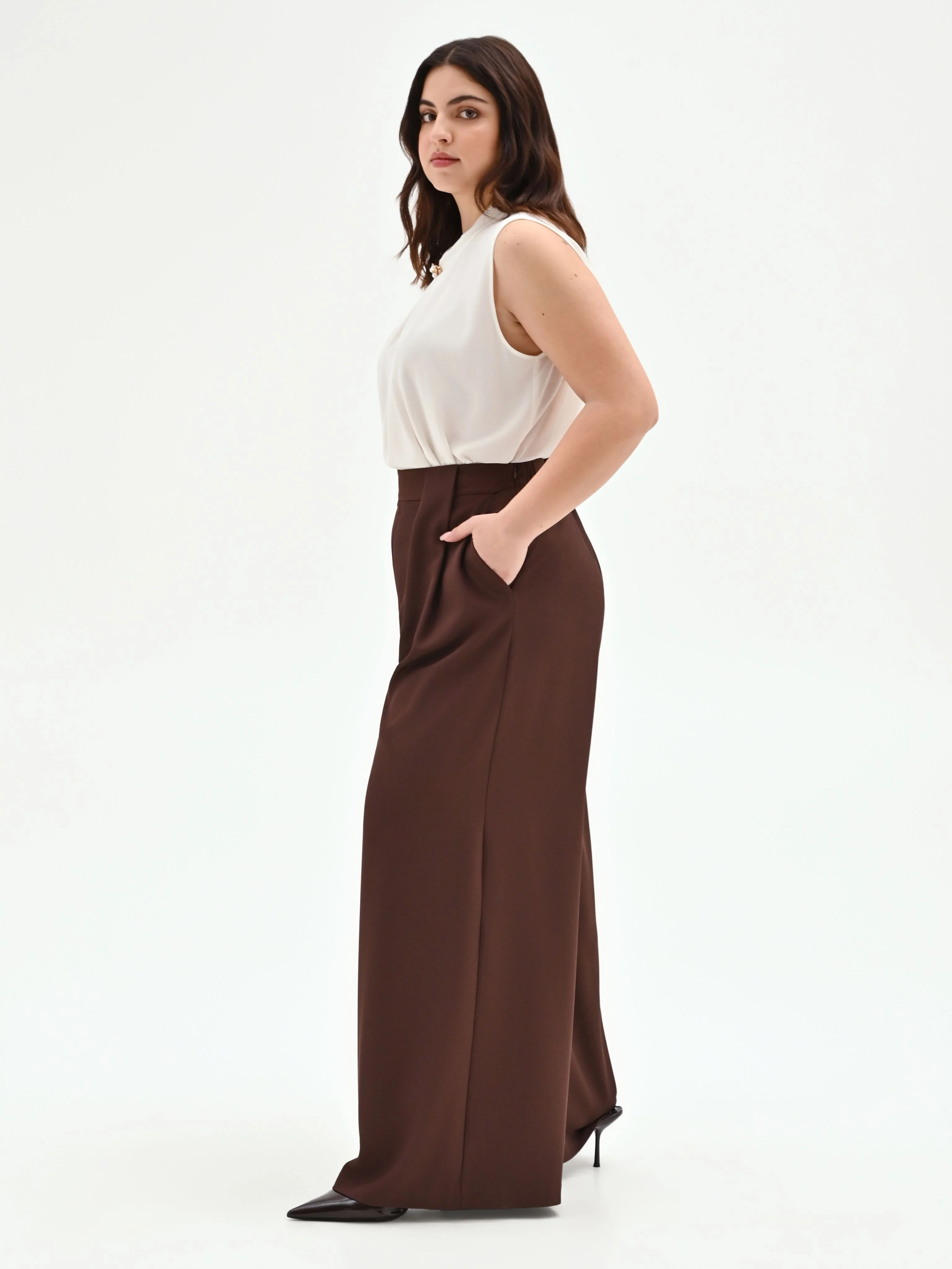 Pantalone curvy a palazzo cioccolato con pinces - Image 4