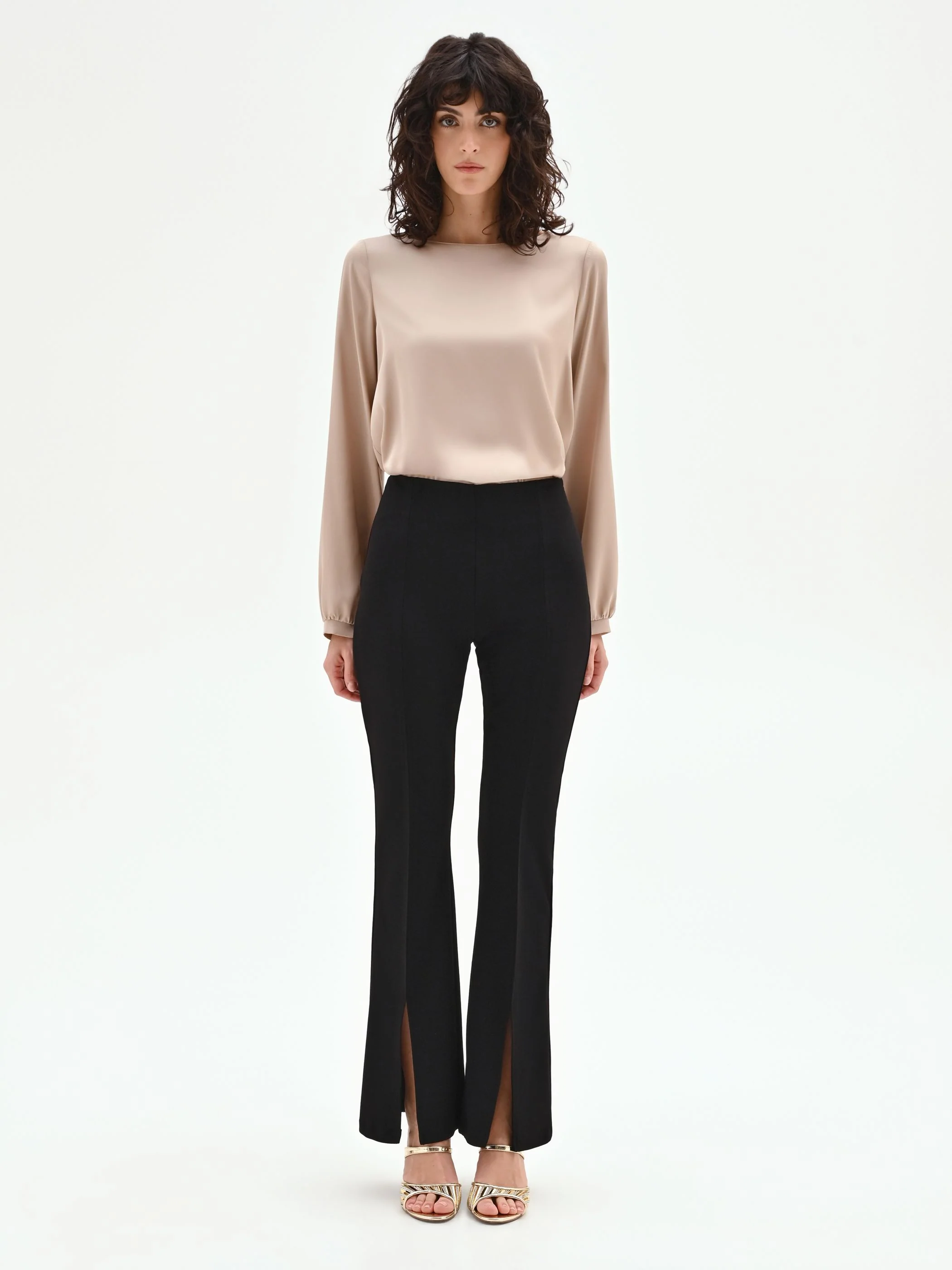 Pantalone nero flared con spacco frontale