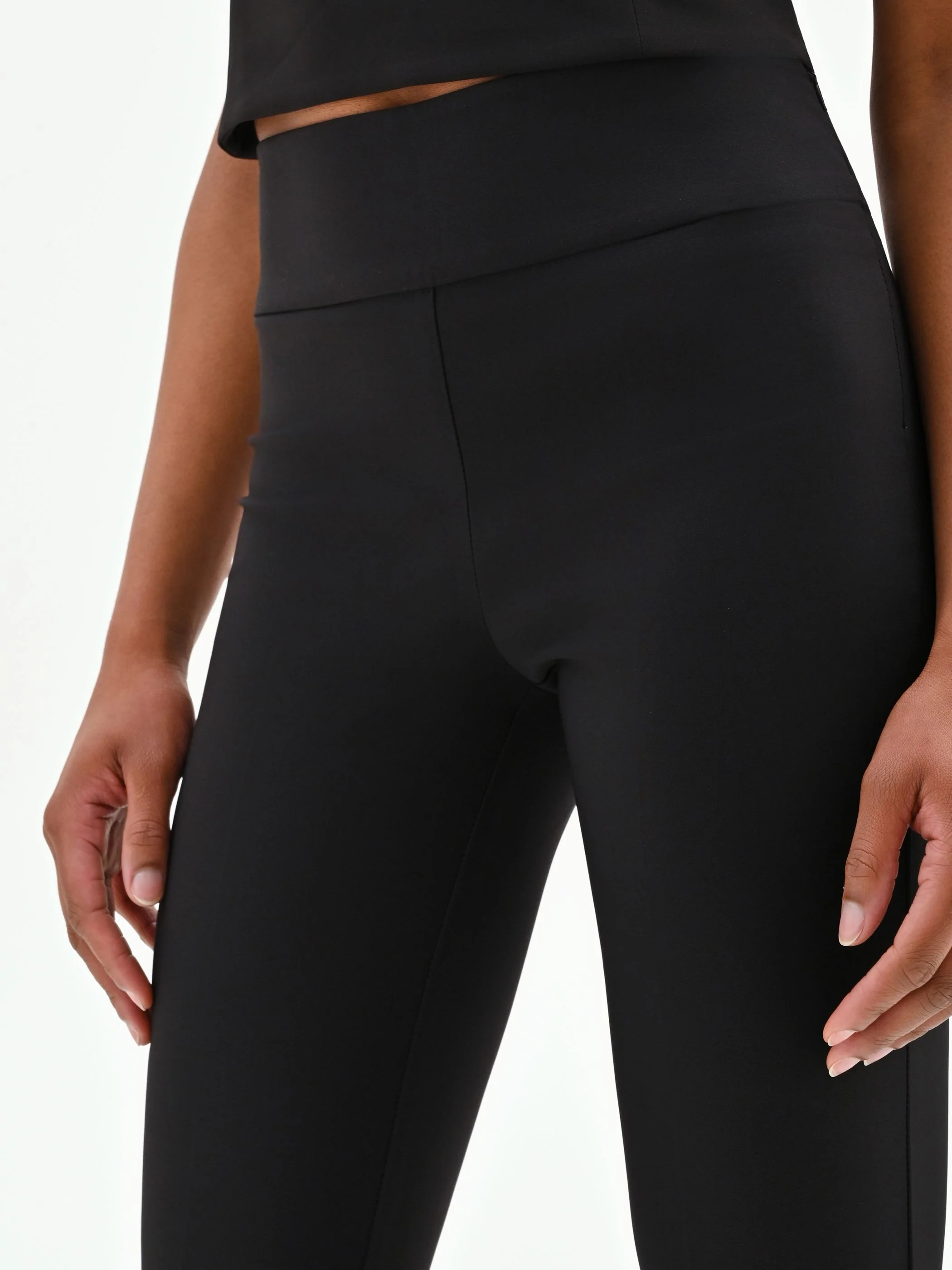 Pantalone nero svasato in tessuto tecnico - Image 4