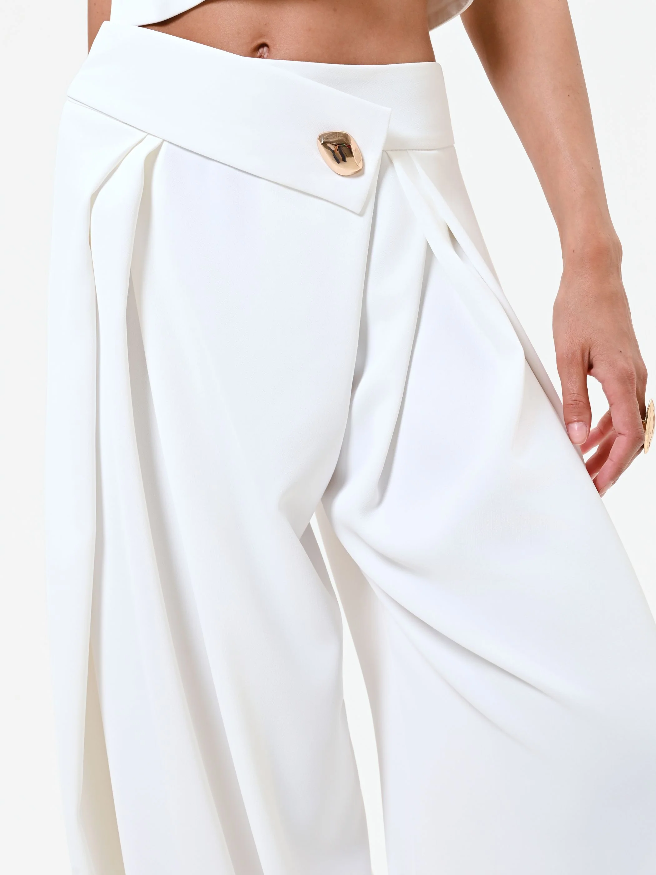 Pantalone palazzo bianco con bottone design - Image 3