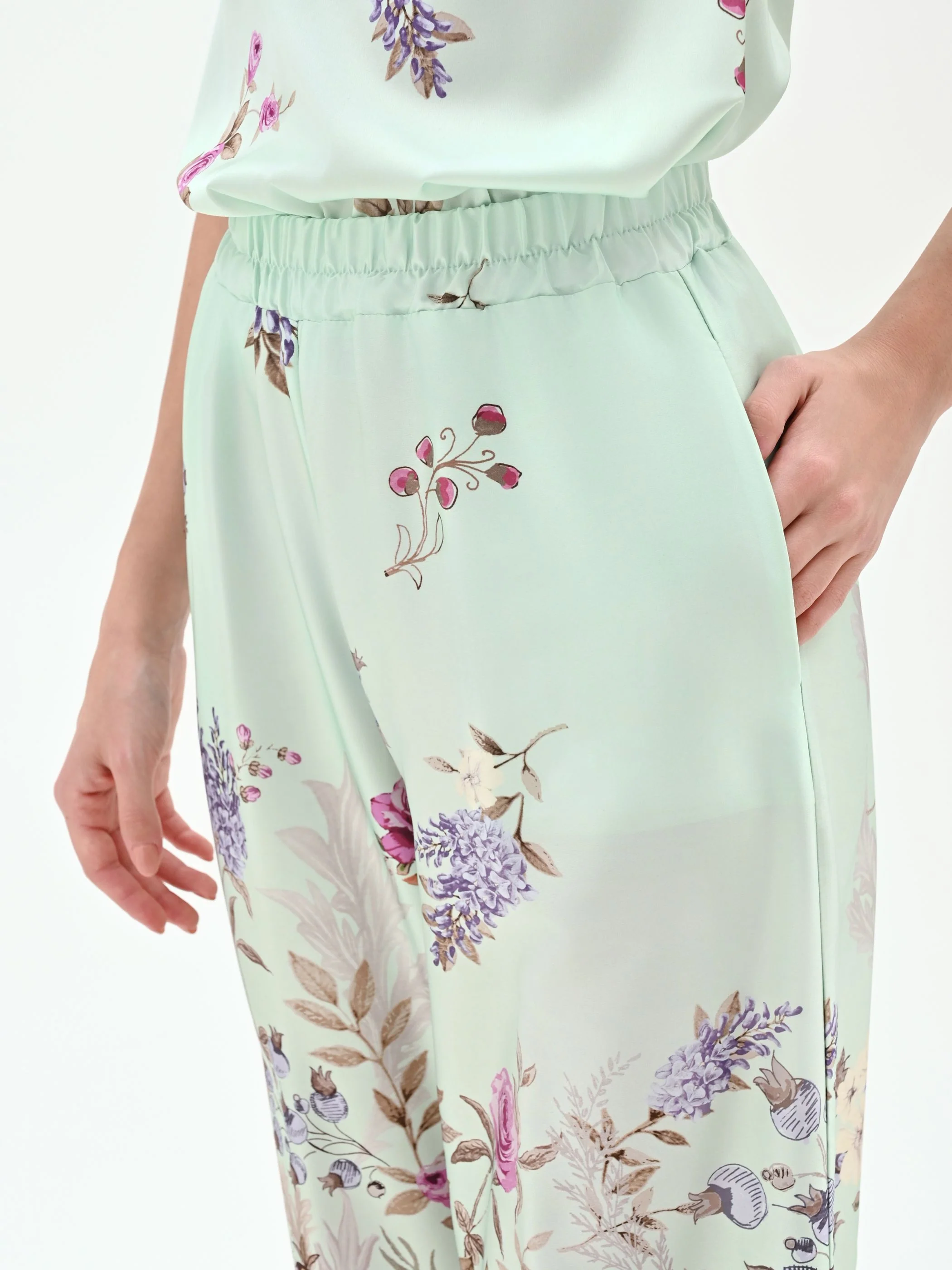 Pantalone palazzo verde menta in raso con stampa botanica - Image 5
