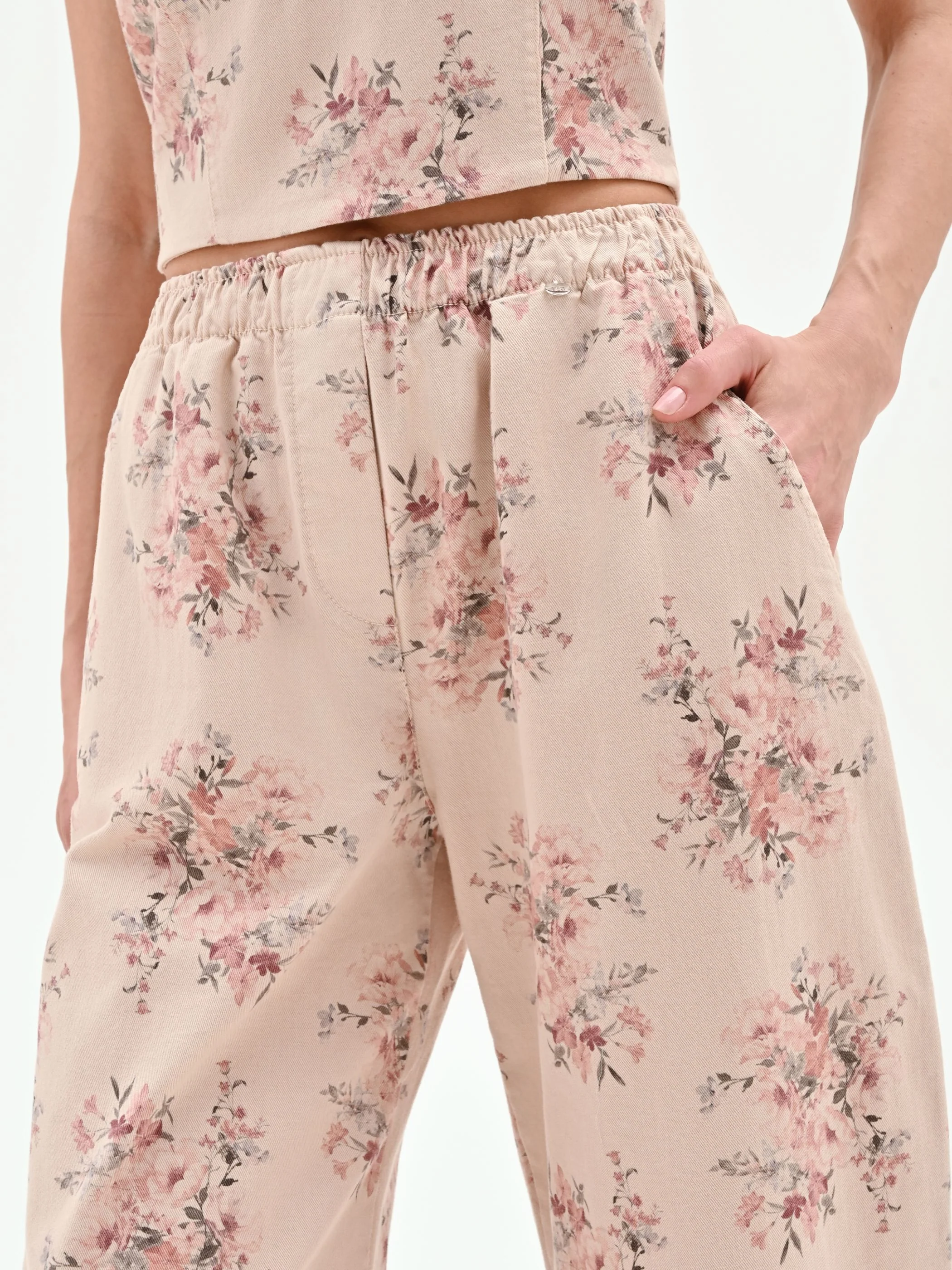 Pantalone rosa in denim stampa floreale - Image 5