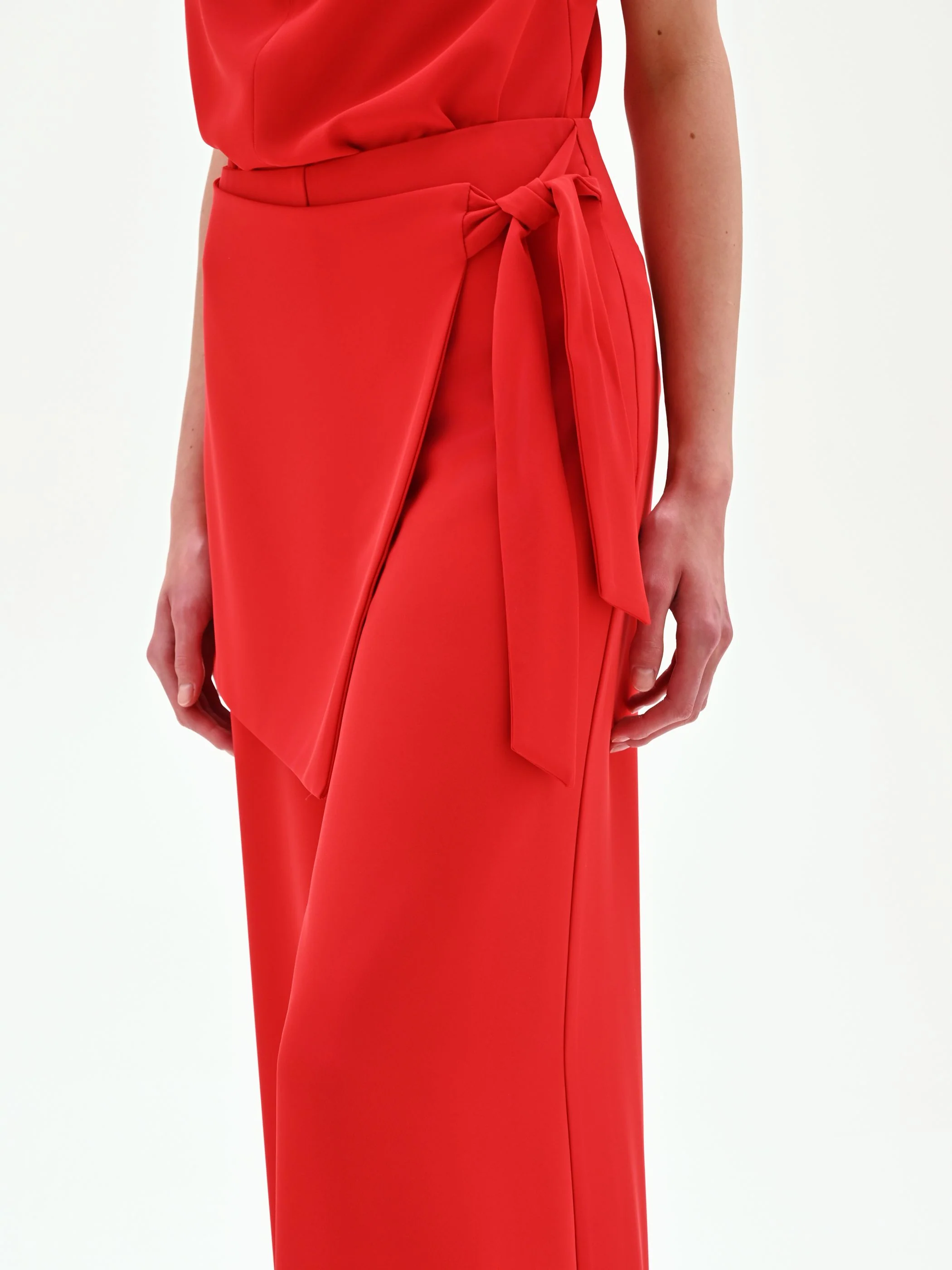 Pantalone rosso a palazzo con dettaglio a portafoglio - Image 4