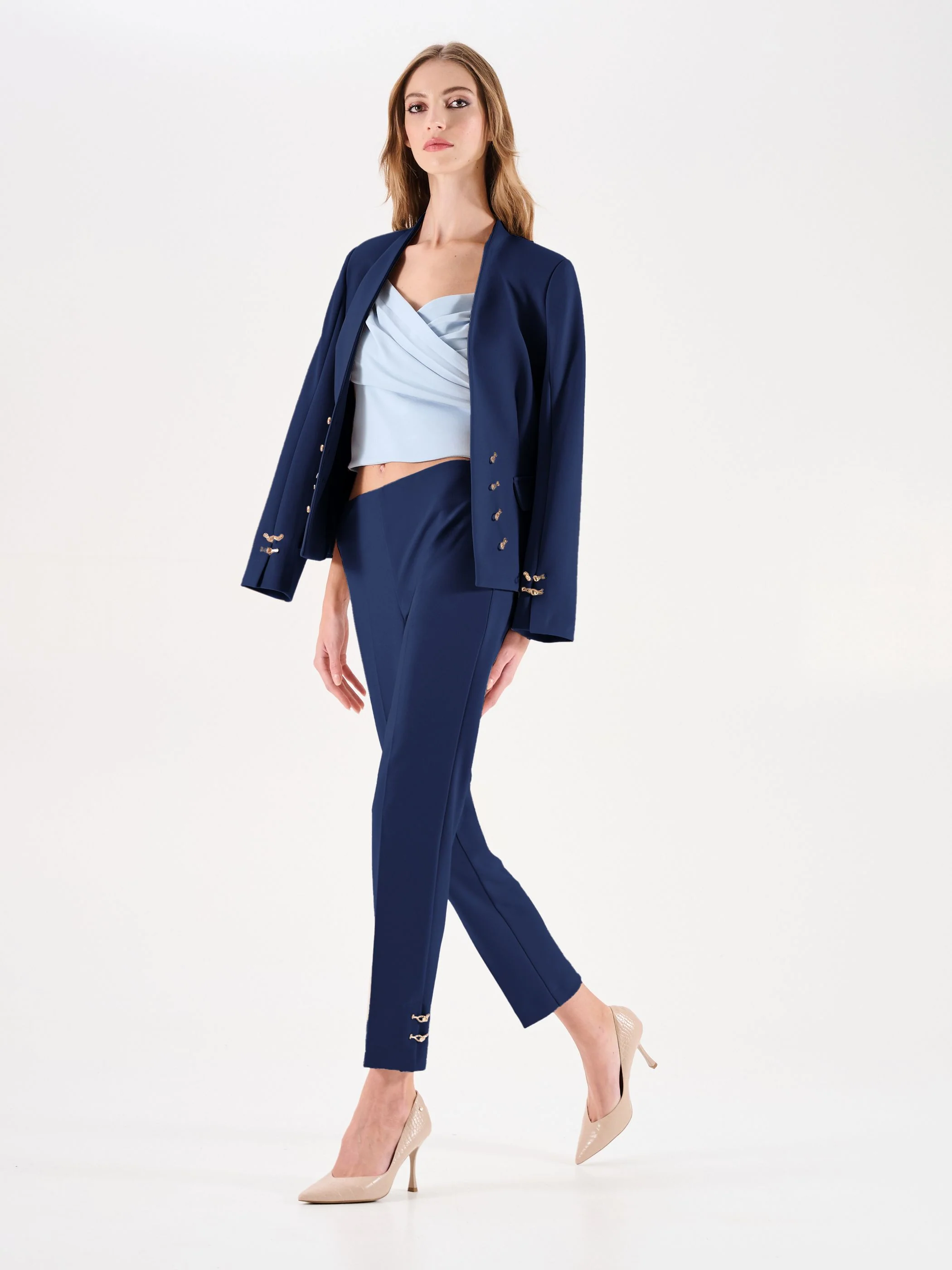 Pantaloni blu con bottoni dorati - Image 6