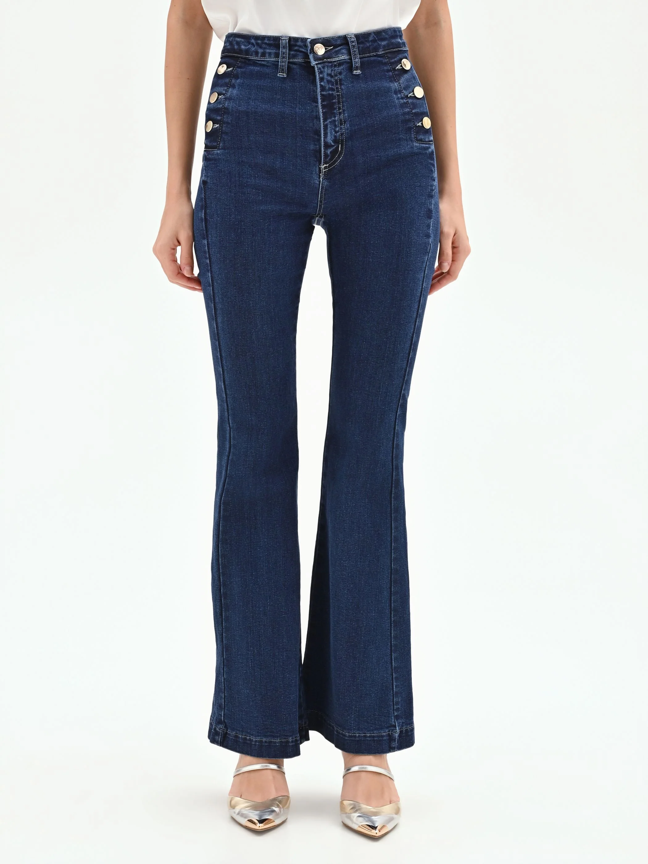 Pantaloni jeans azzurri a zampa con bottoni dorati - Image 2