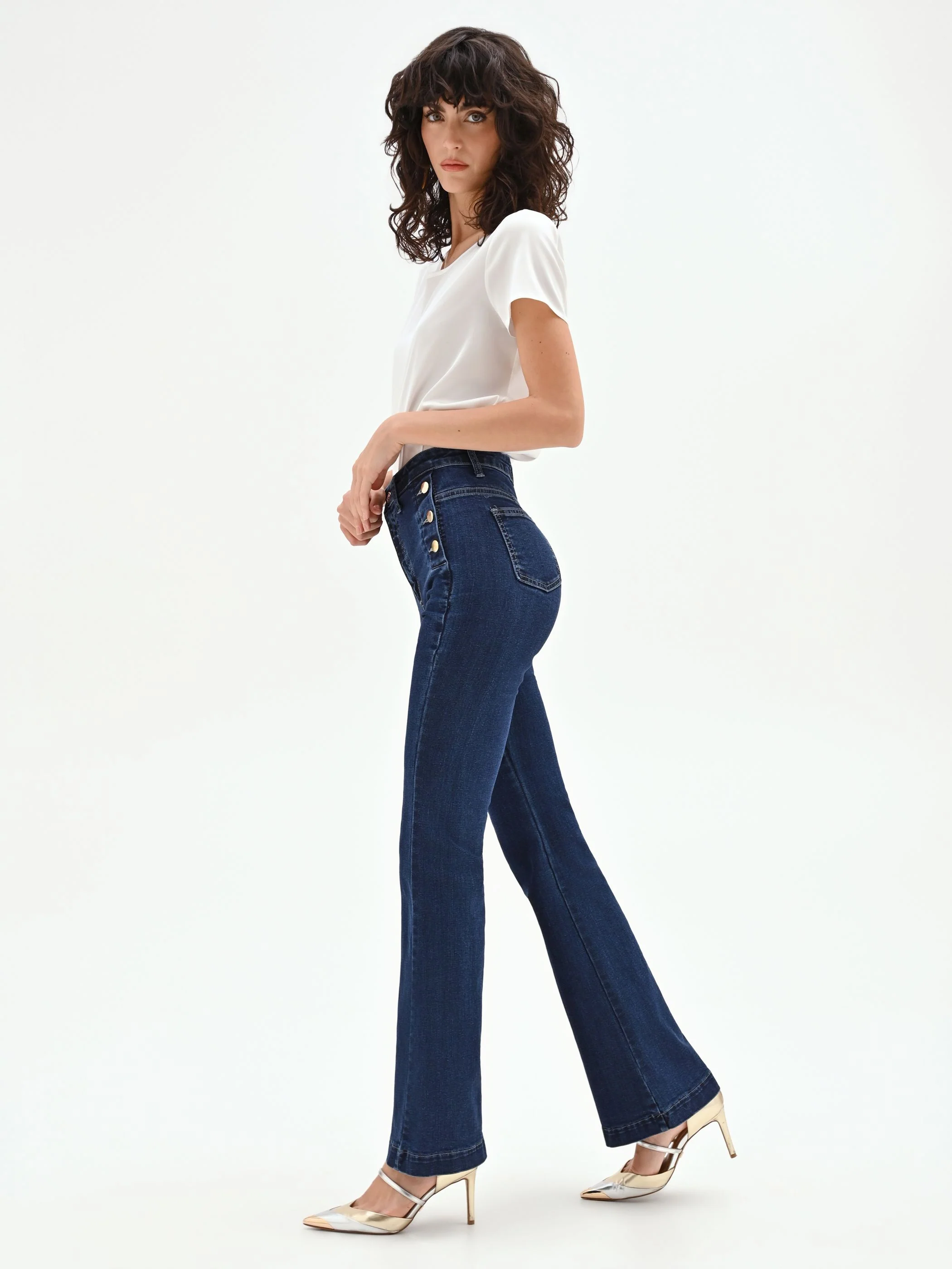 Pantaloni jeans azzurri a zampa con bottoni dorati - Image 3