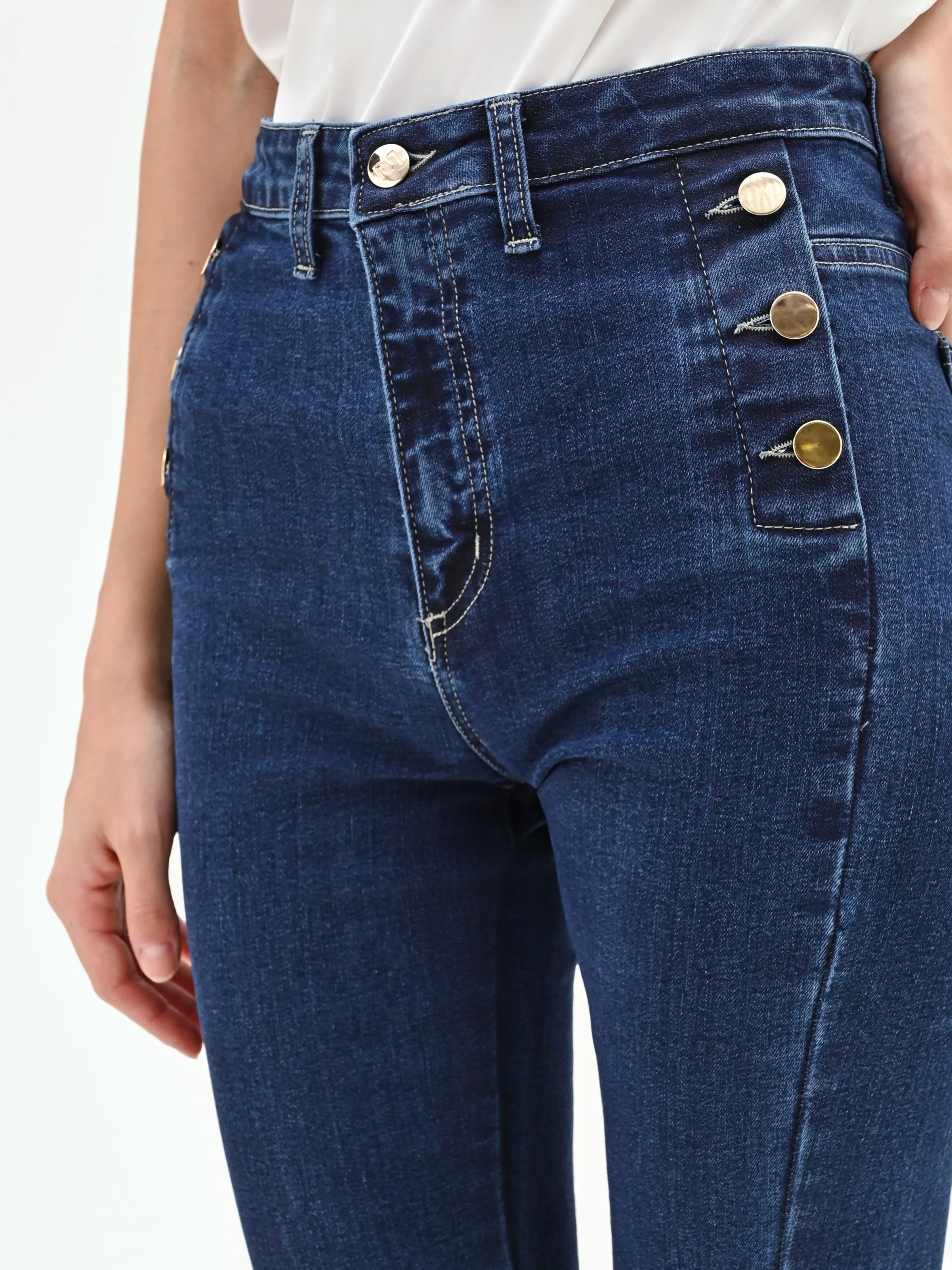 Pantaloni jeans azzurri a zampa con bottoni dorati - Image 4