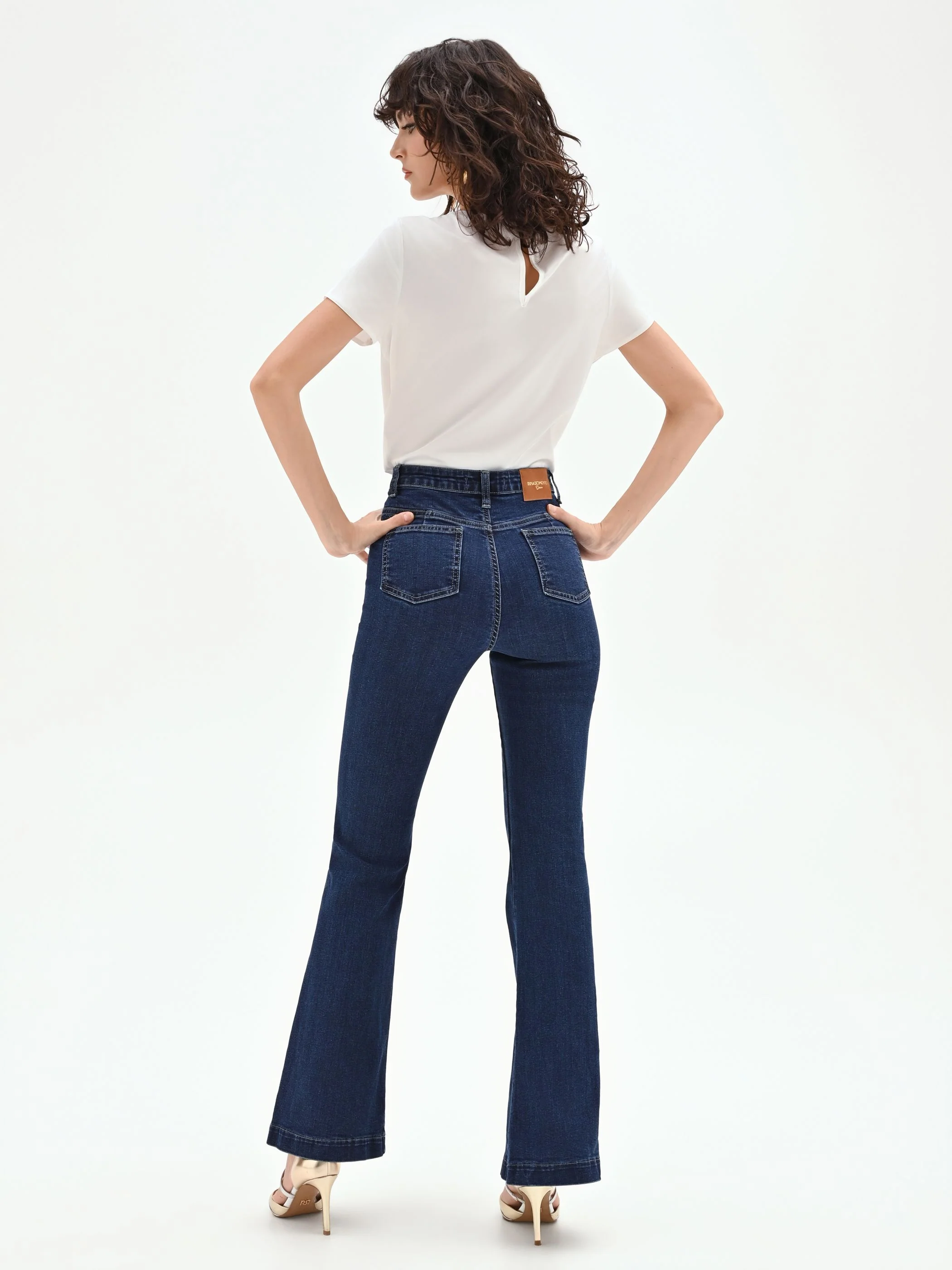 Pantaloni jeans azzurri a zampa con bottoni dorati - Image 5