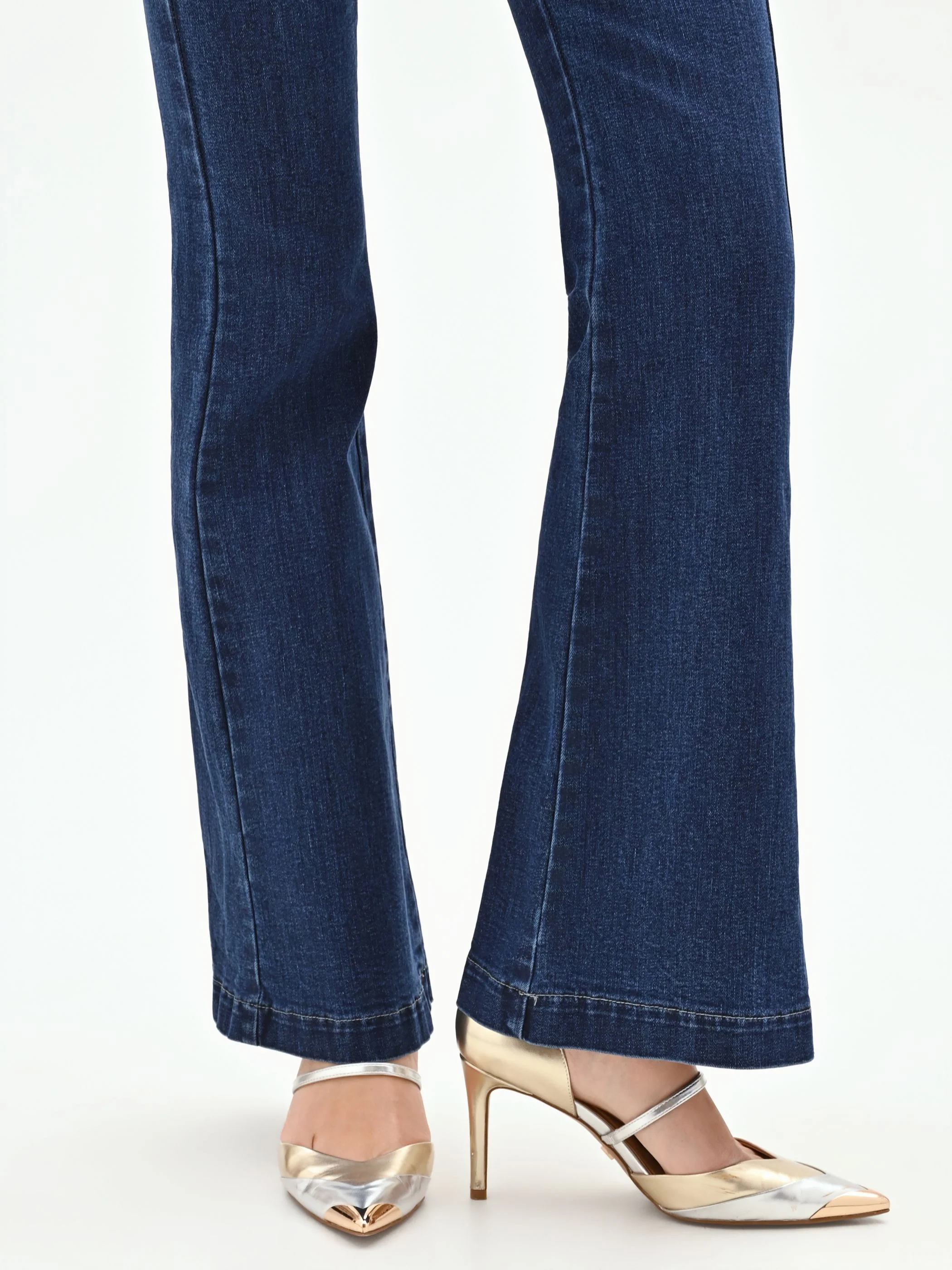 Pantaloni jeans azzurri a zampa con bottoni dorati - Image 6