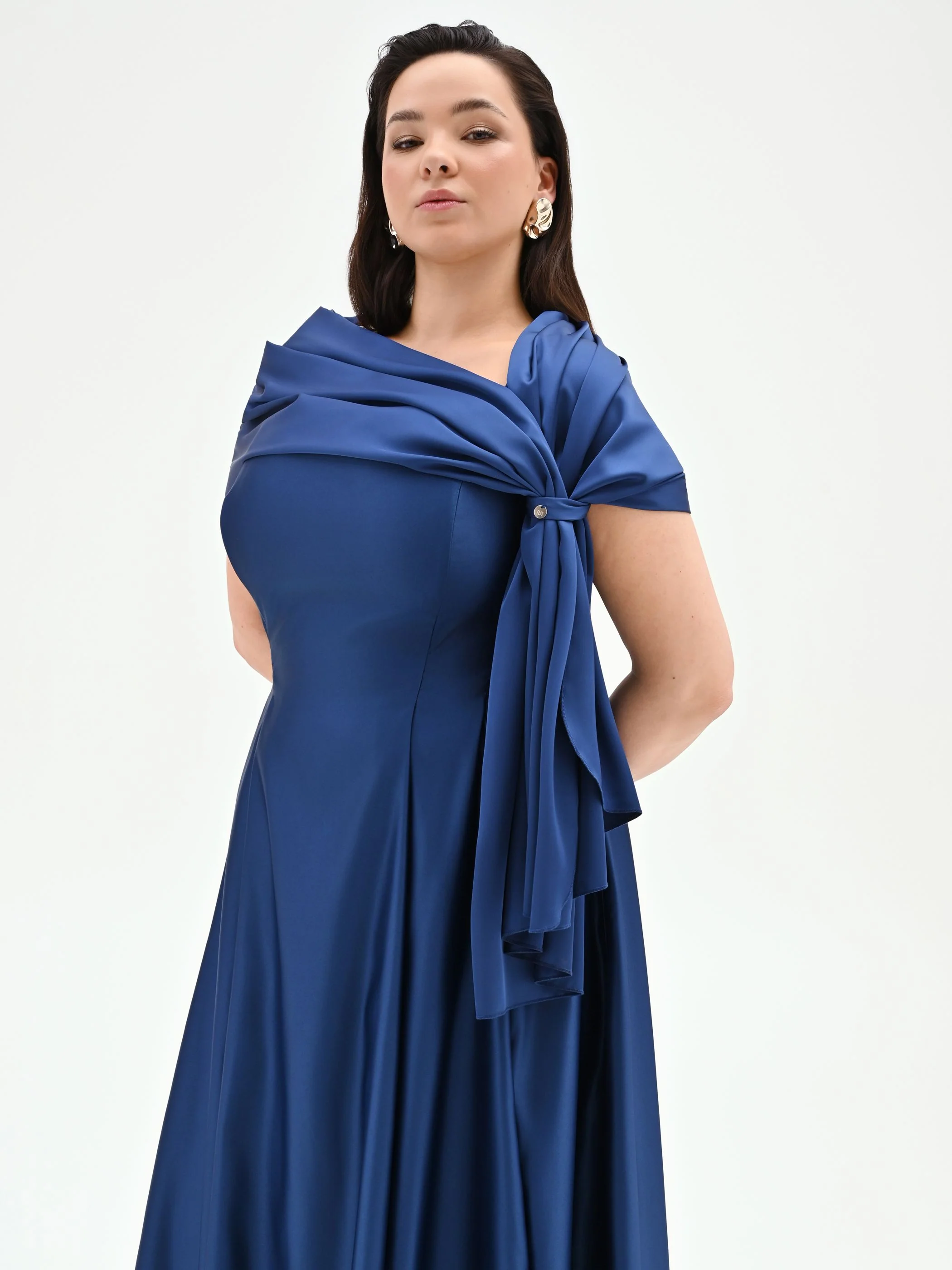 Stola Curvy blu brillante in raso con anello - Image 4