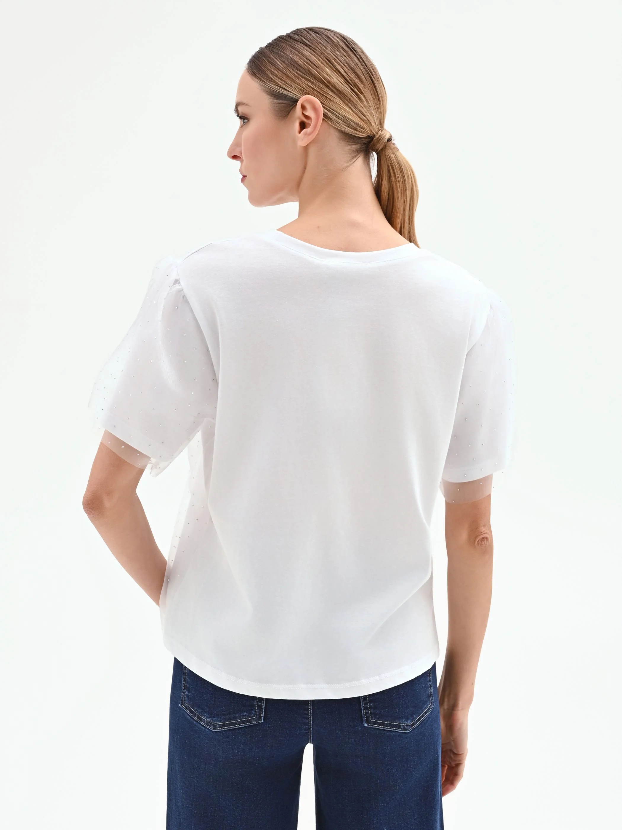 T-shirt bianca con doppio velo e applicazioni brillanti - Image 3