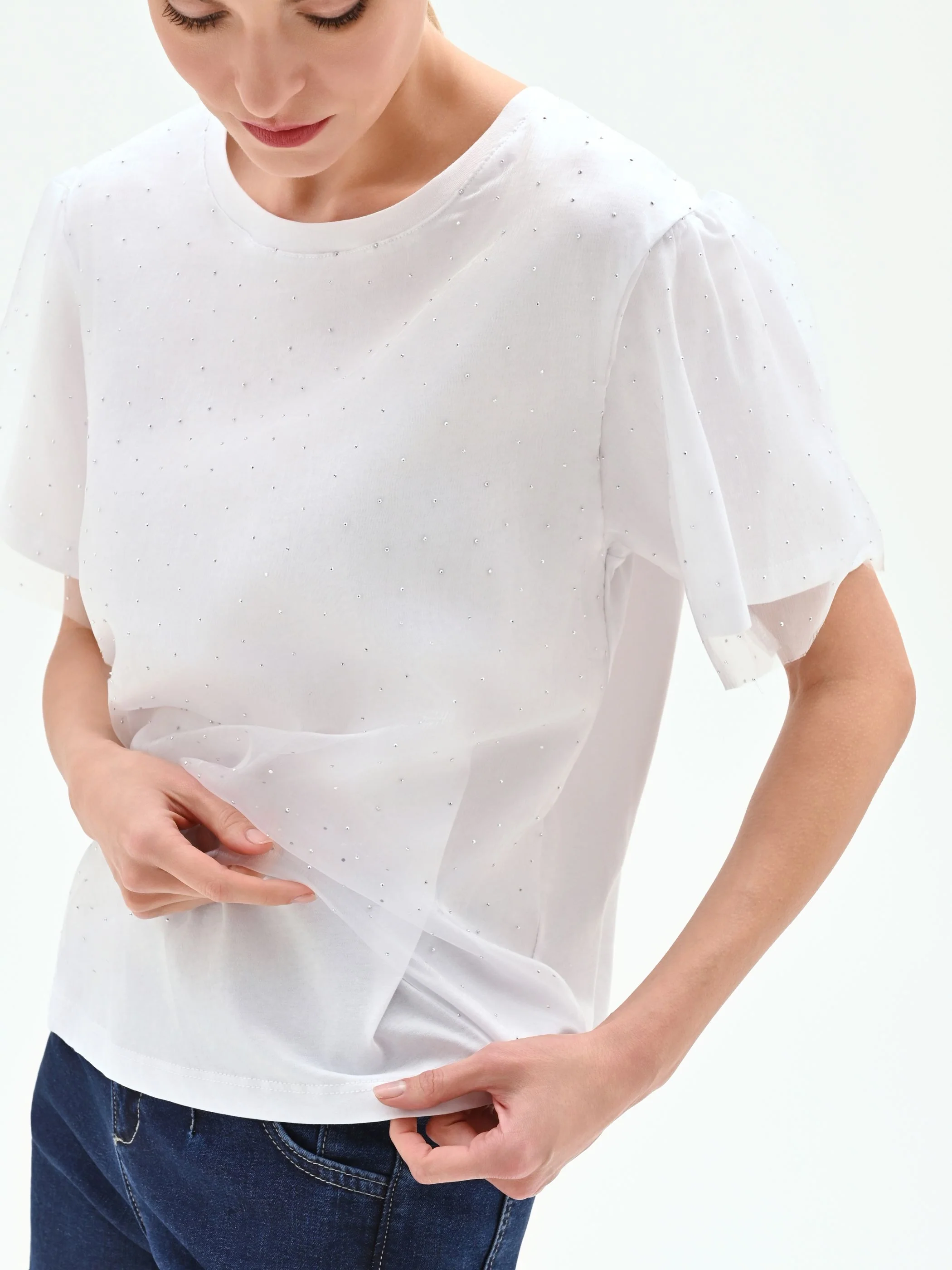 T-shirt bianca con doppio velo e applicazioni brillanti - Image 4