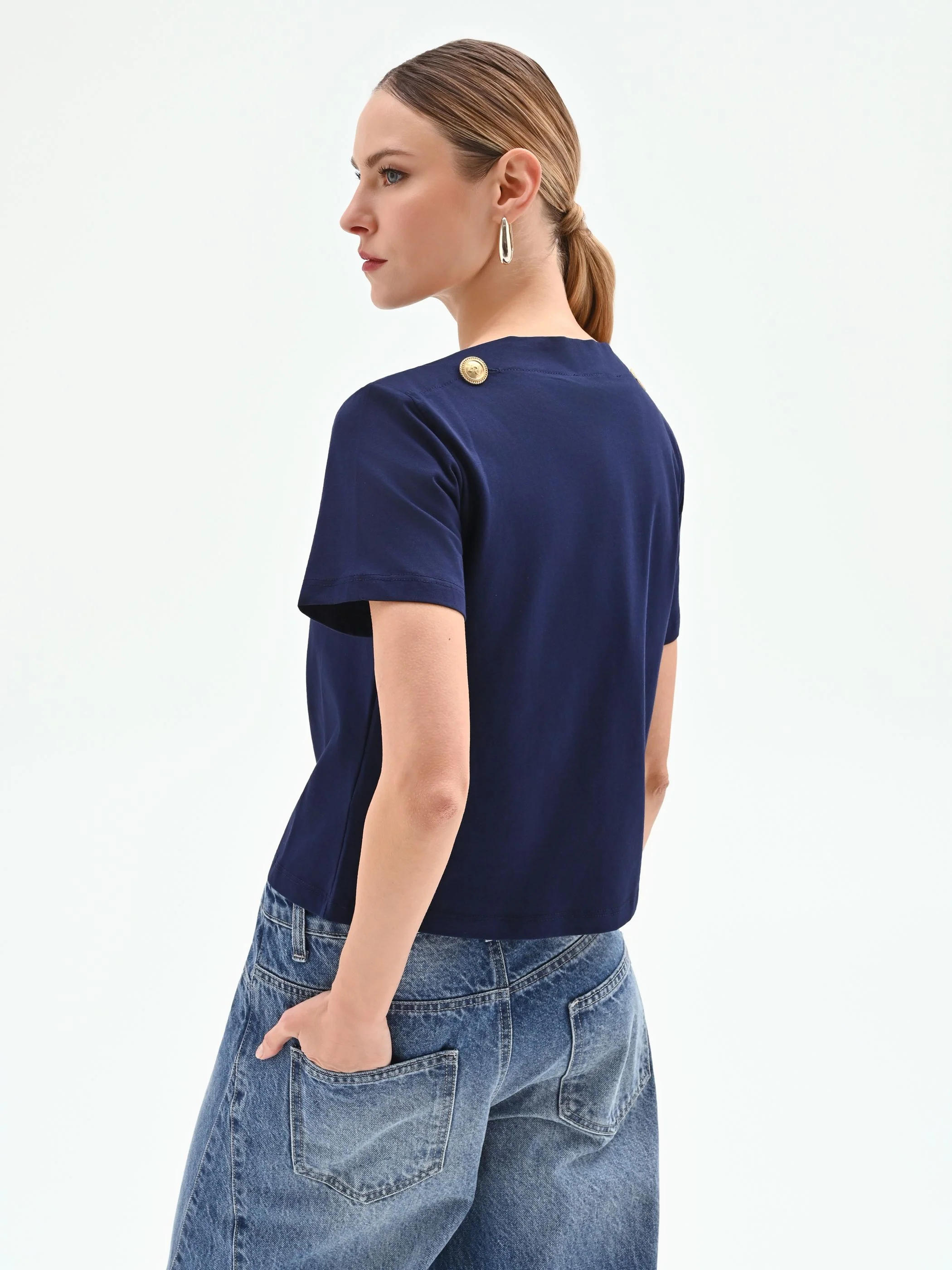 T-shirt blu navy con dettagli oro - Image 3