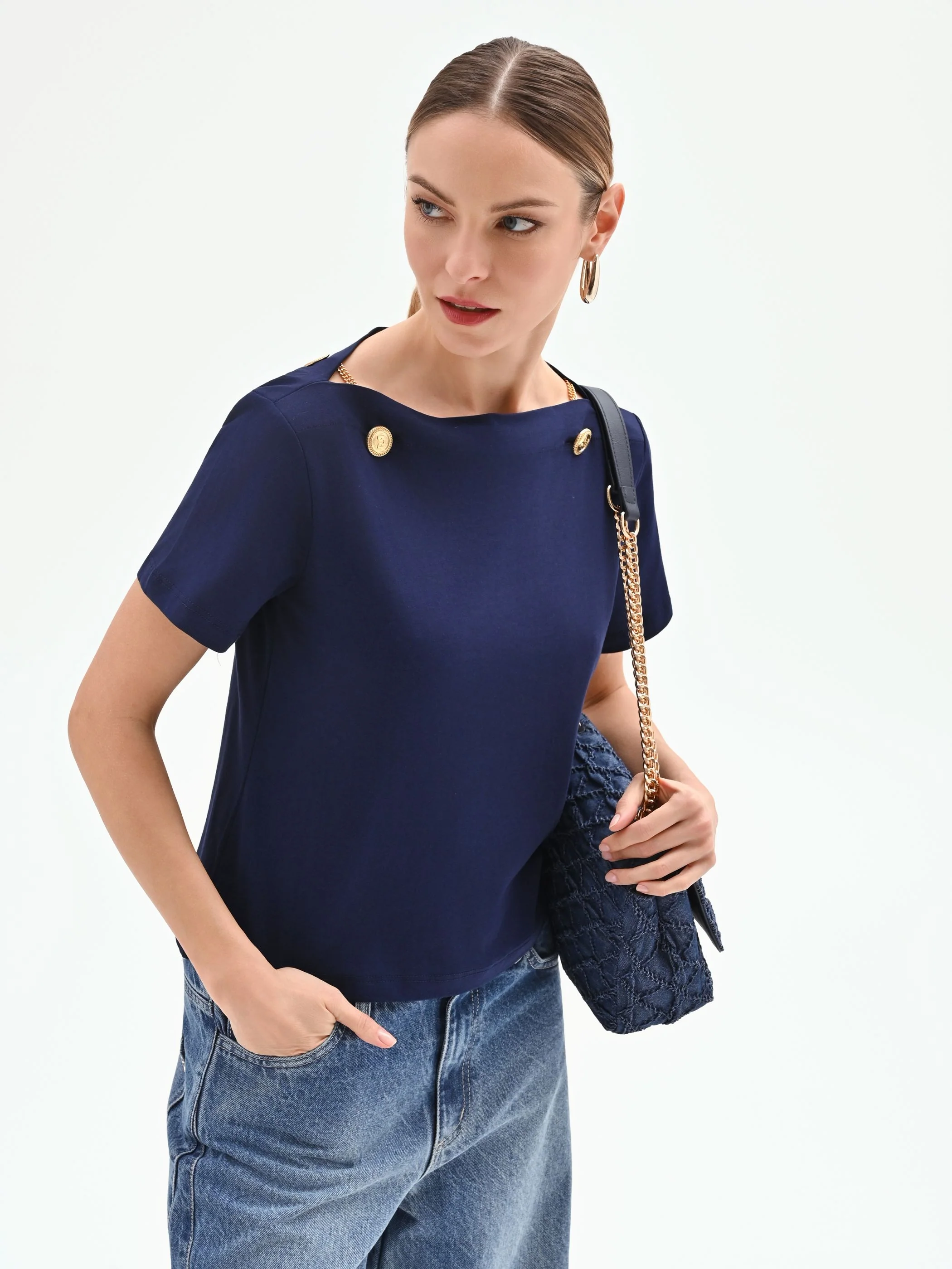 T-shirt blu navy con dettagli oro - Image 6
