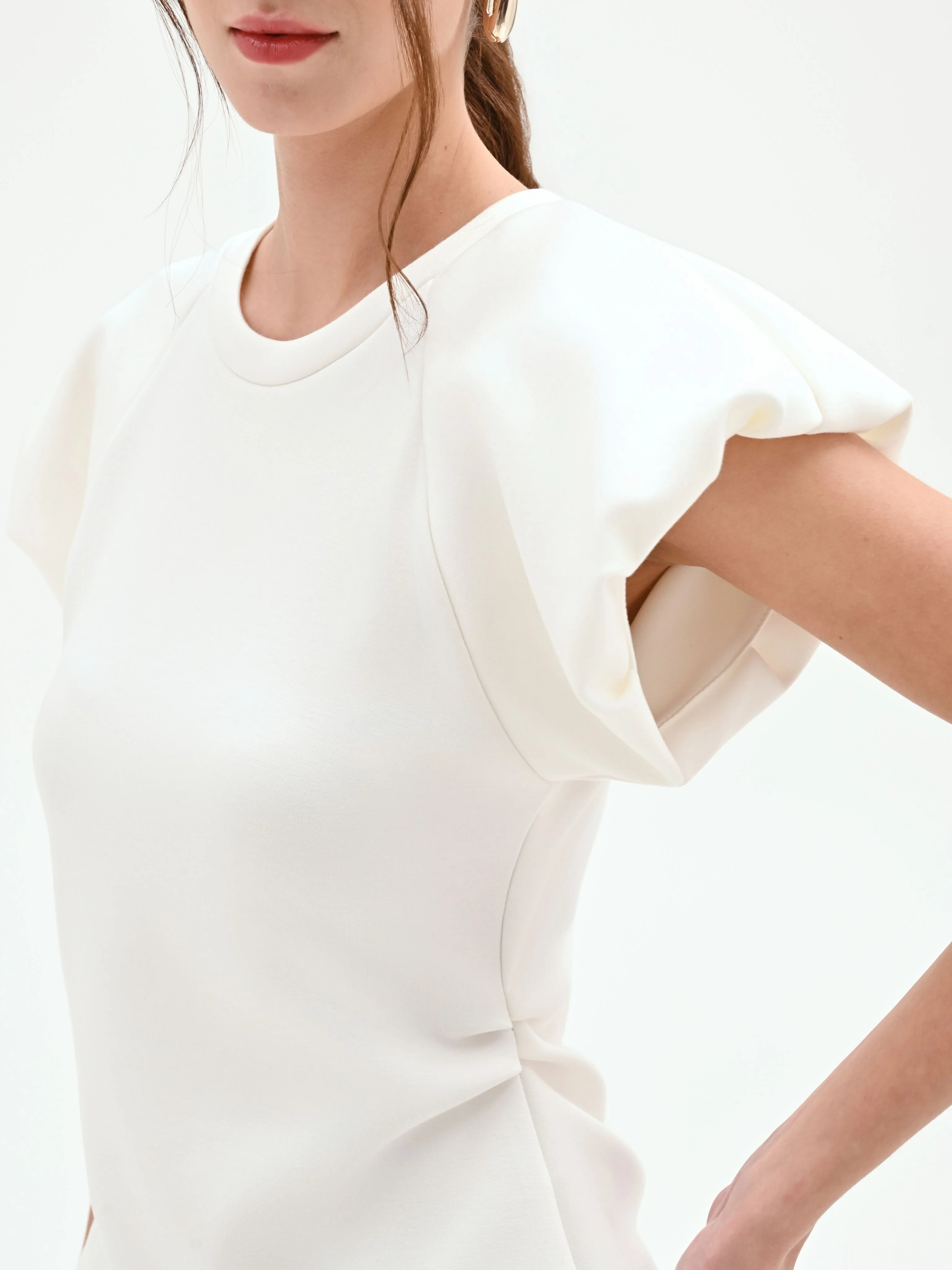 T-shirt panna bianco con maniche strutturate - Image 5